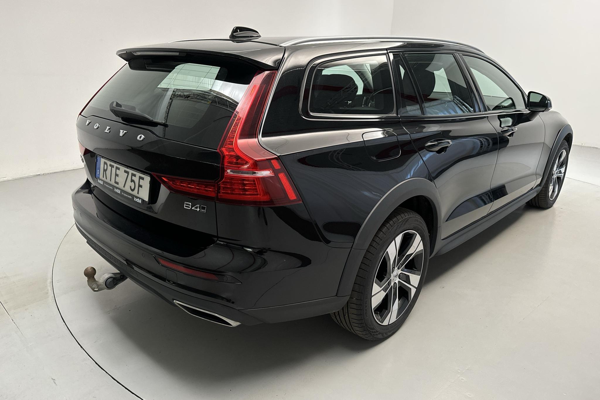 Volvo V60 B4 Cross Country AWD Mildhybrid, Diesel (197hk) - 119 070 km - Automaatne - must - 2021