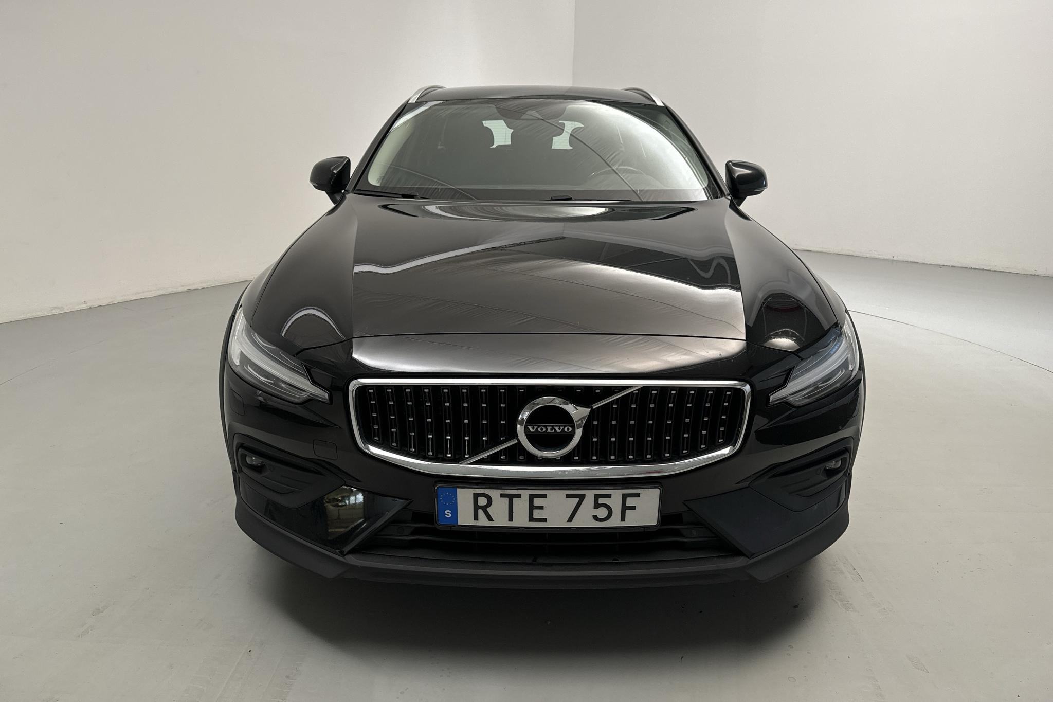 Volvo V60 B4 Cross Country AWD Mildhybrid, Diesel (197hk) - 119 070 km - Automaatne - must - 2021