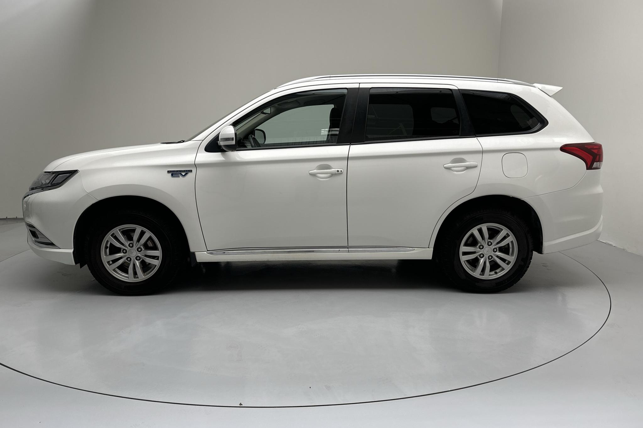 Mitsubishi Outlander 2.4 Plug-in Hybrid 4WD (136hk) - 150 420 km - Automatic - white - 2020