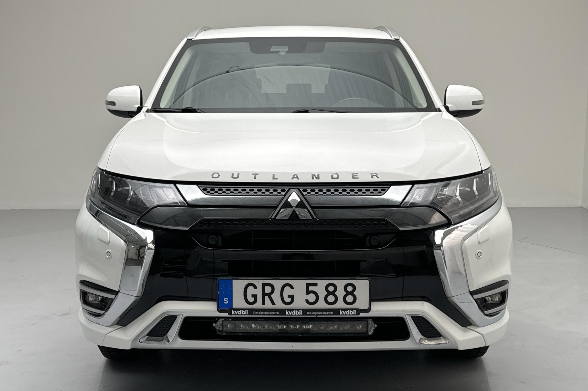 Mitsubishi Outlander 2.4 Plug-in Hybrid 4WD (136hk) - 15 042 mil - Automat - vit - 2020