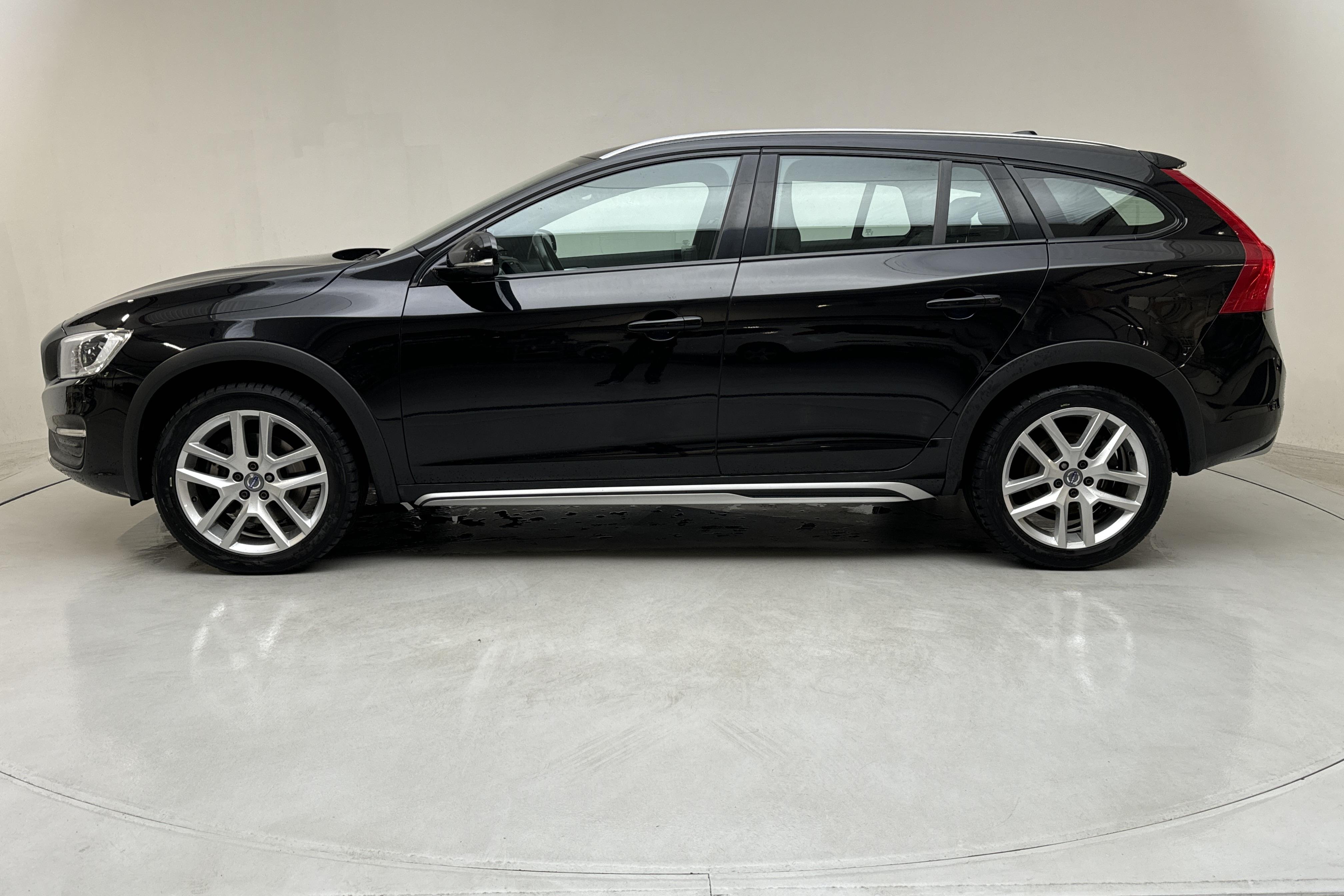 Volvo V60 D4 Cross Country (190hk) - 83 370 km - Automaattinen - musta - 2017