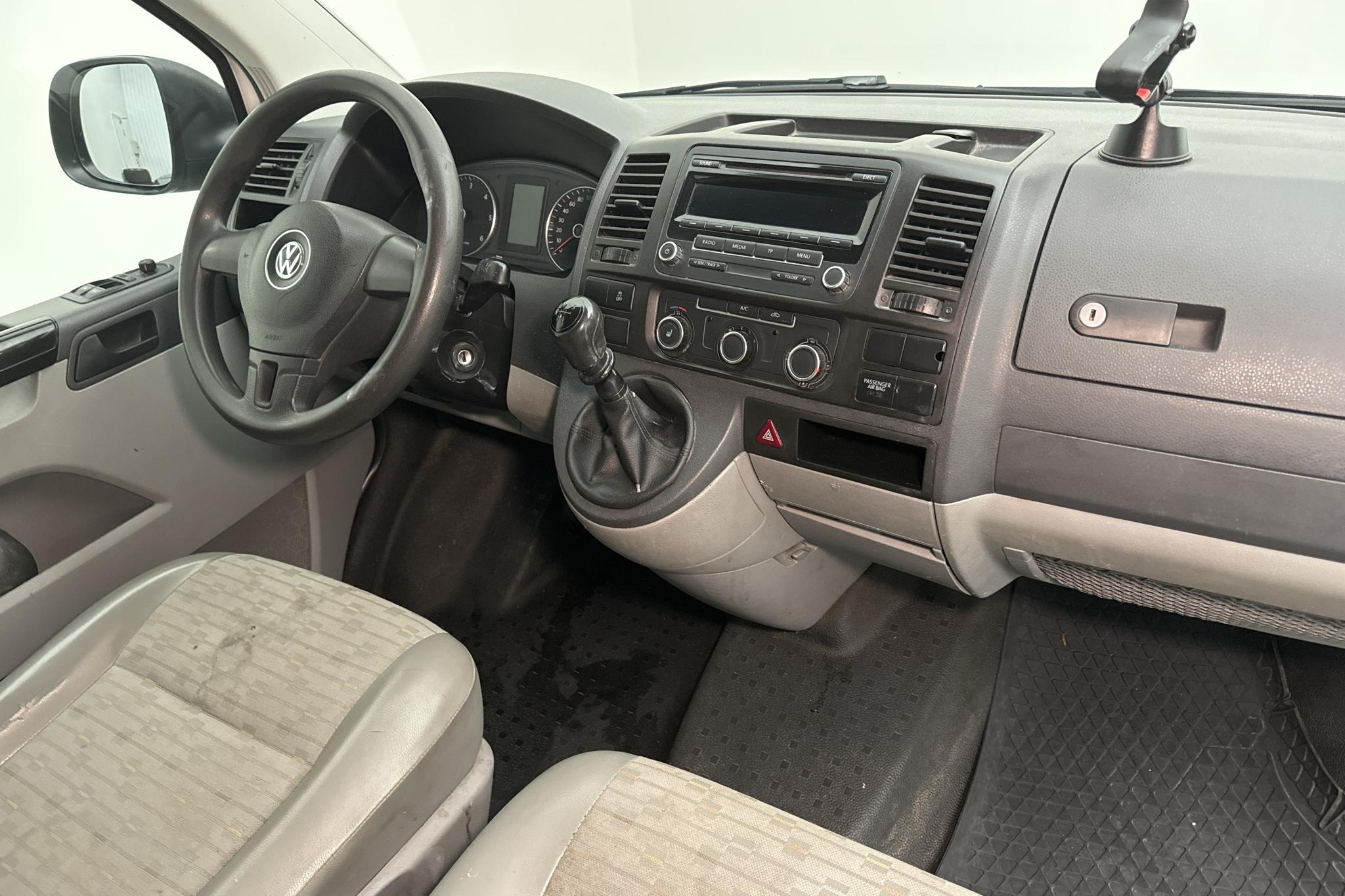 VW Transporter T5 2.0 TDI (102hk) - 266 870 km - Manuaalinen - valkoinen - 2014