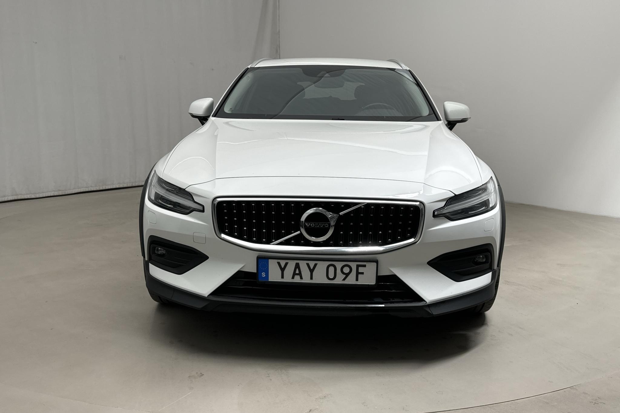 Volvo V60 D4 Cross Country AWD (190hk) - 141 010 km - Automatyczna - biały - 2021