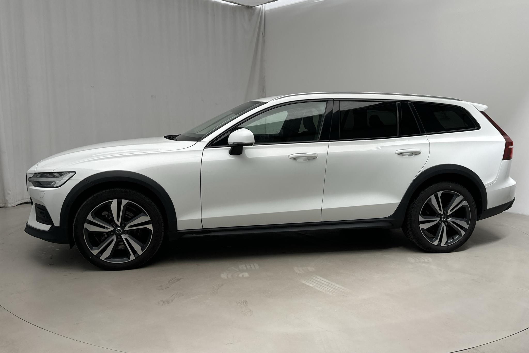 Volvo V60 D4 Cross Country AWD (190hk) - 14 101 mil - Automat - vit - 2021