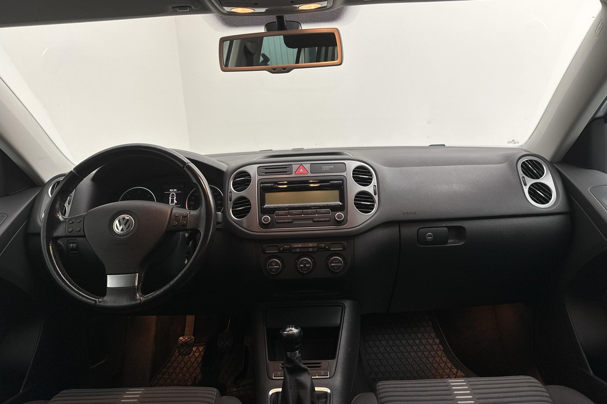 VW Tiguan 2.0 TDI (140hk) - 134 450 km - Käsitsi - hõbe - 2010