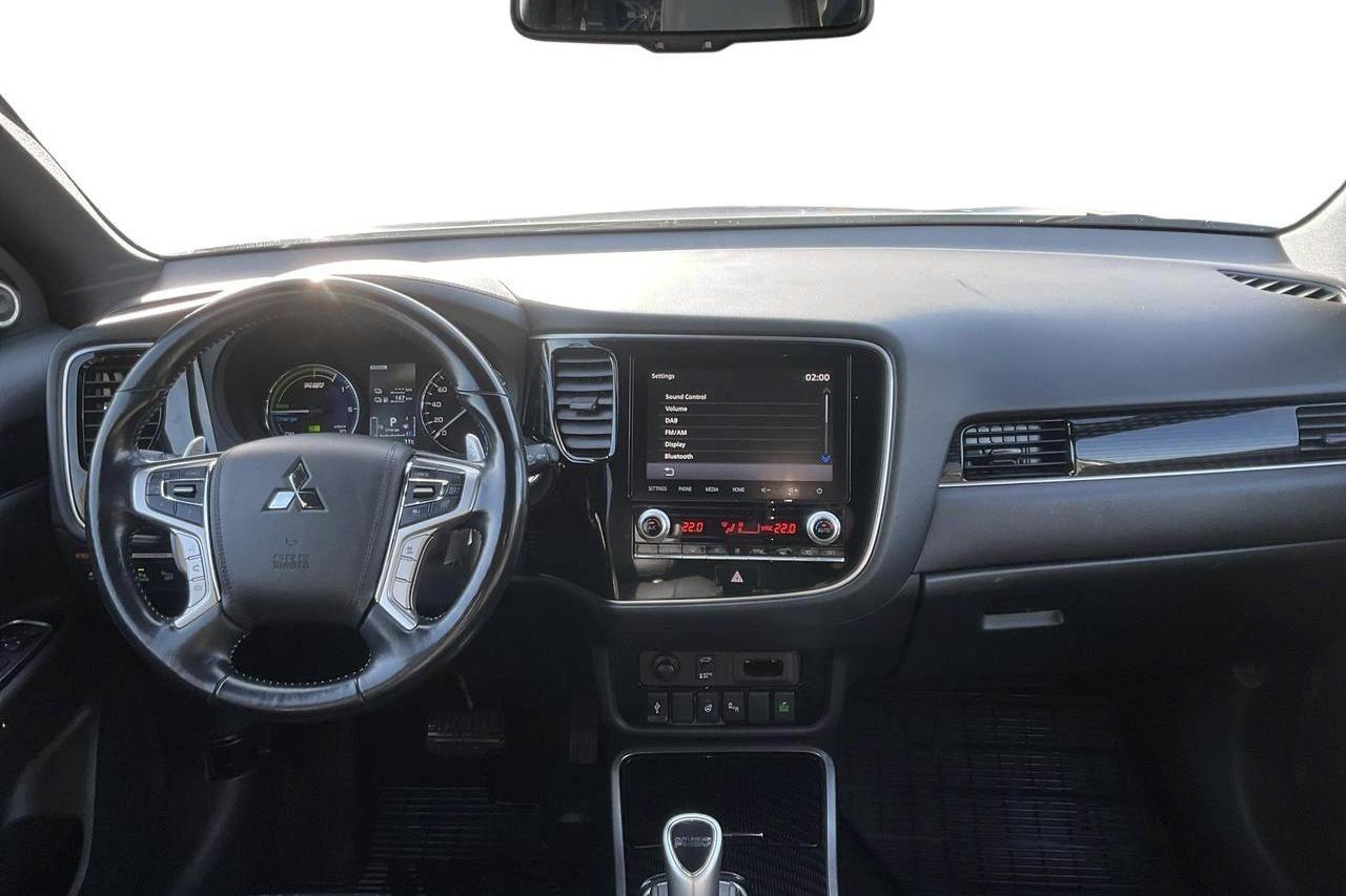 Mitsubishi Outlander 2.4 Plug-in Hybrid 4WD (136hk) - 212 050 km - Automatyczna - biały - 2020