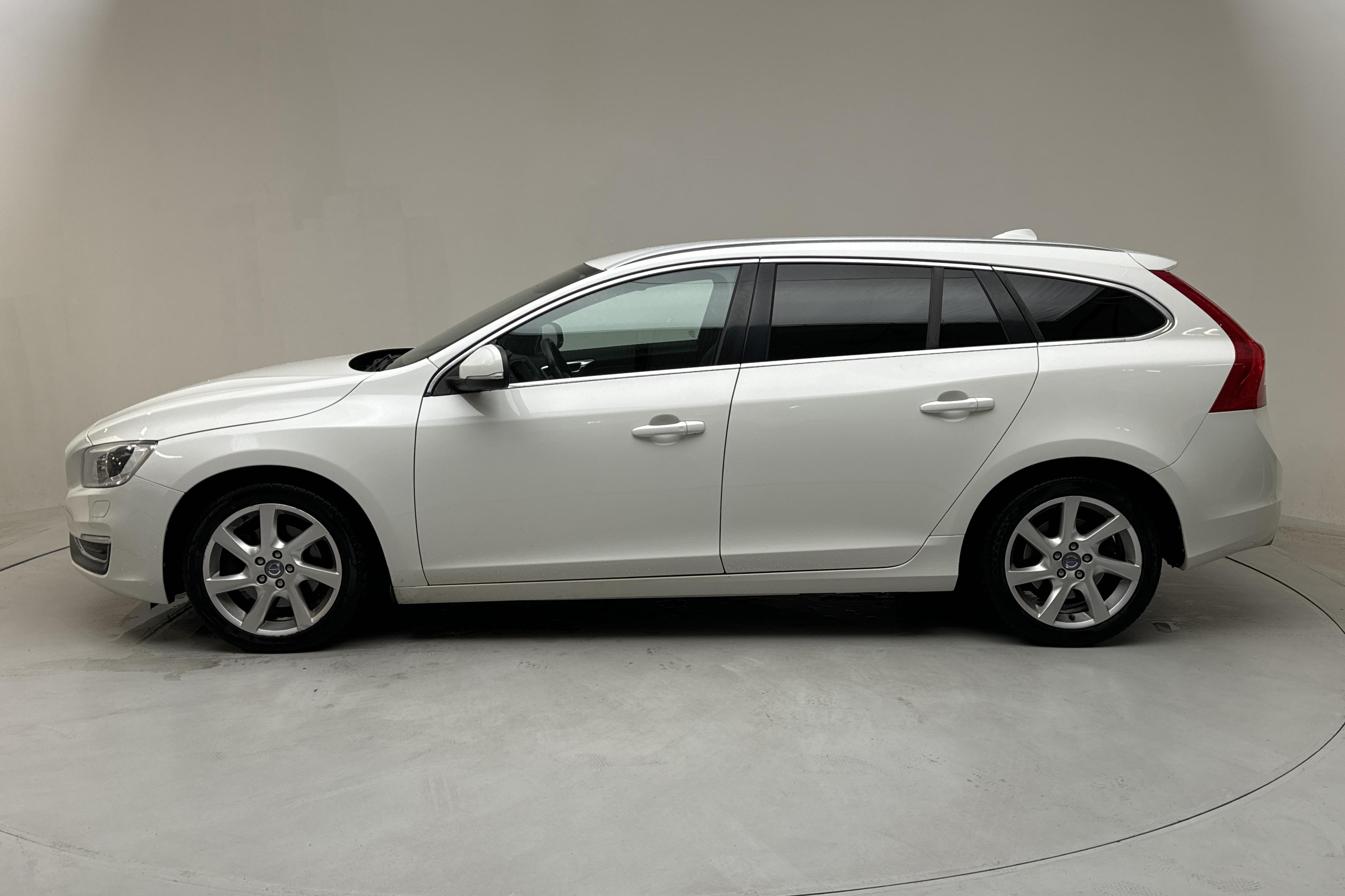 Volvo V60 D4 (181hk) - 296 980 km - Manual - white - 2014