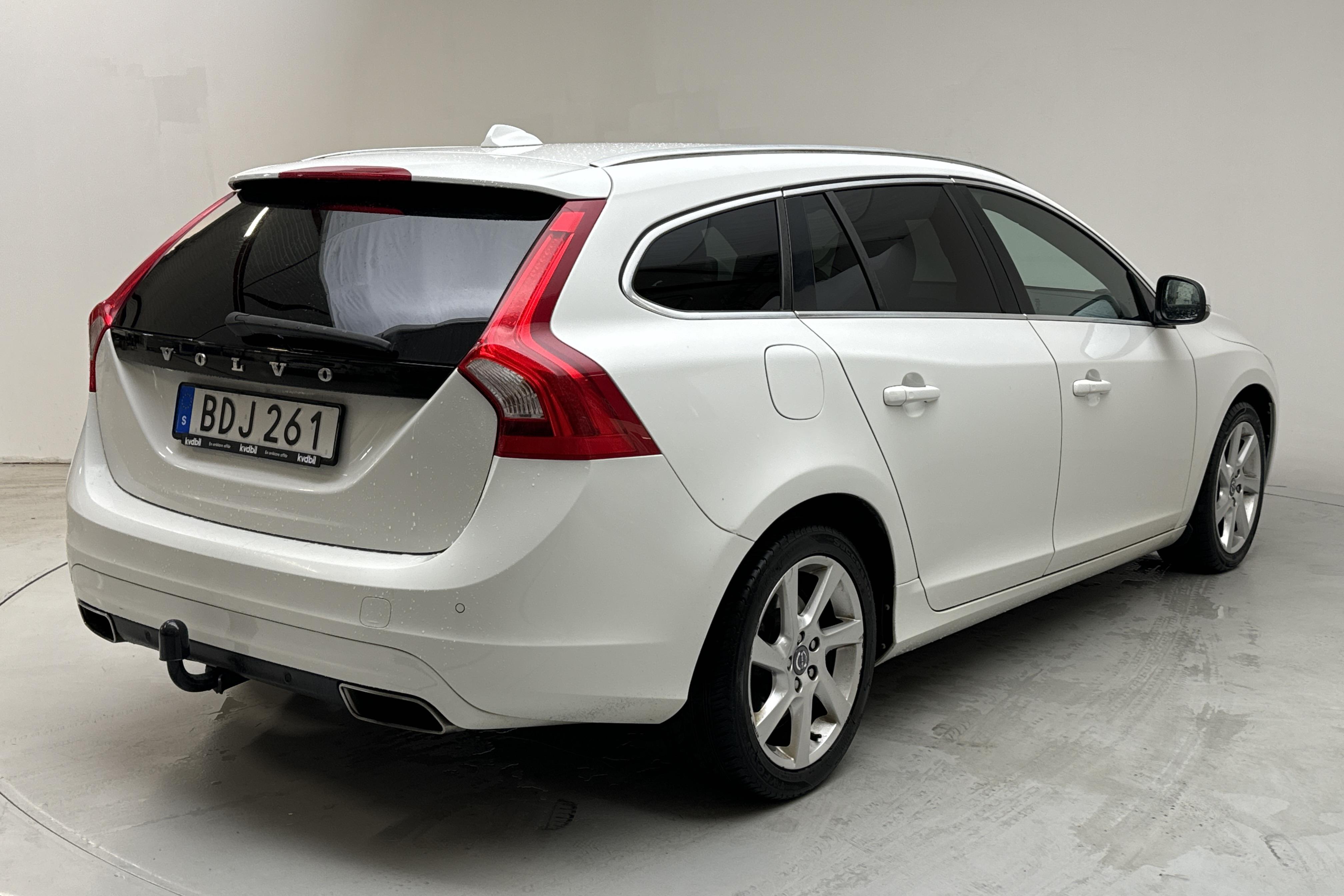 Volvo V60 D4 (181hk) - 296 980 km - Manuaalinen - valkoinen - 2014