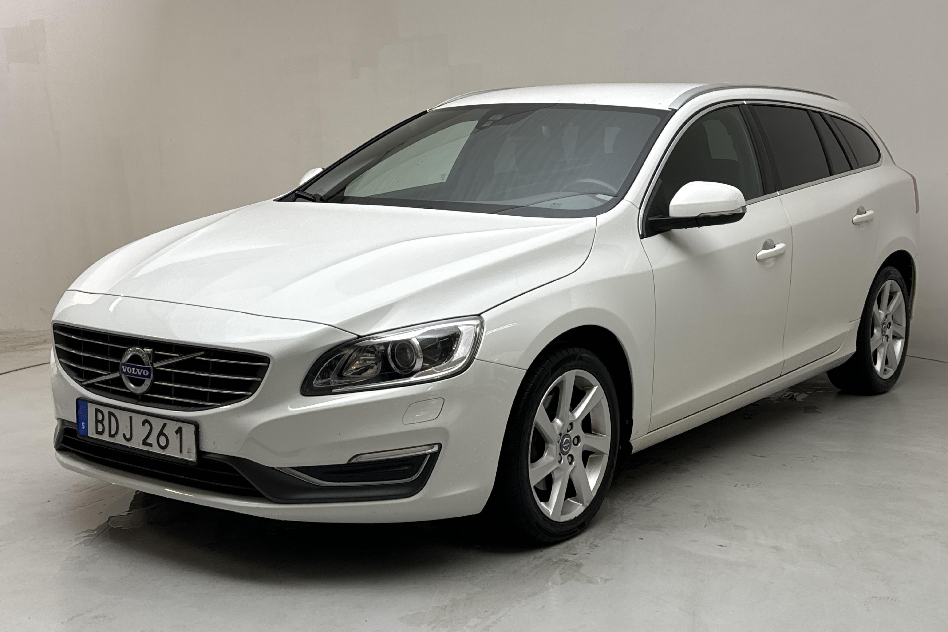 Volvo V60 D4 (181hk) - 296 980 km - Käsitsi - valge - 2014