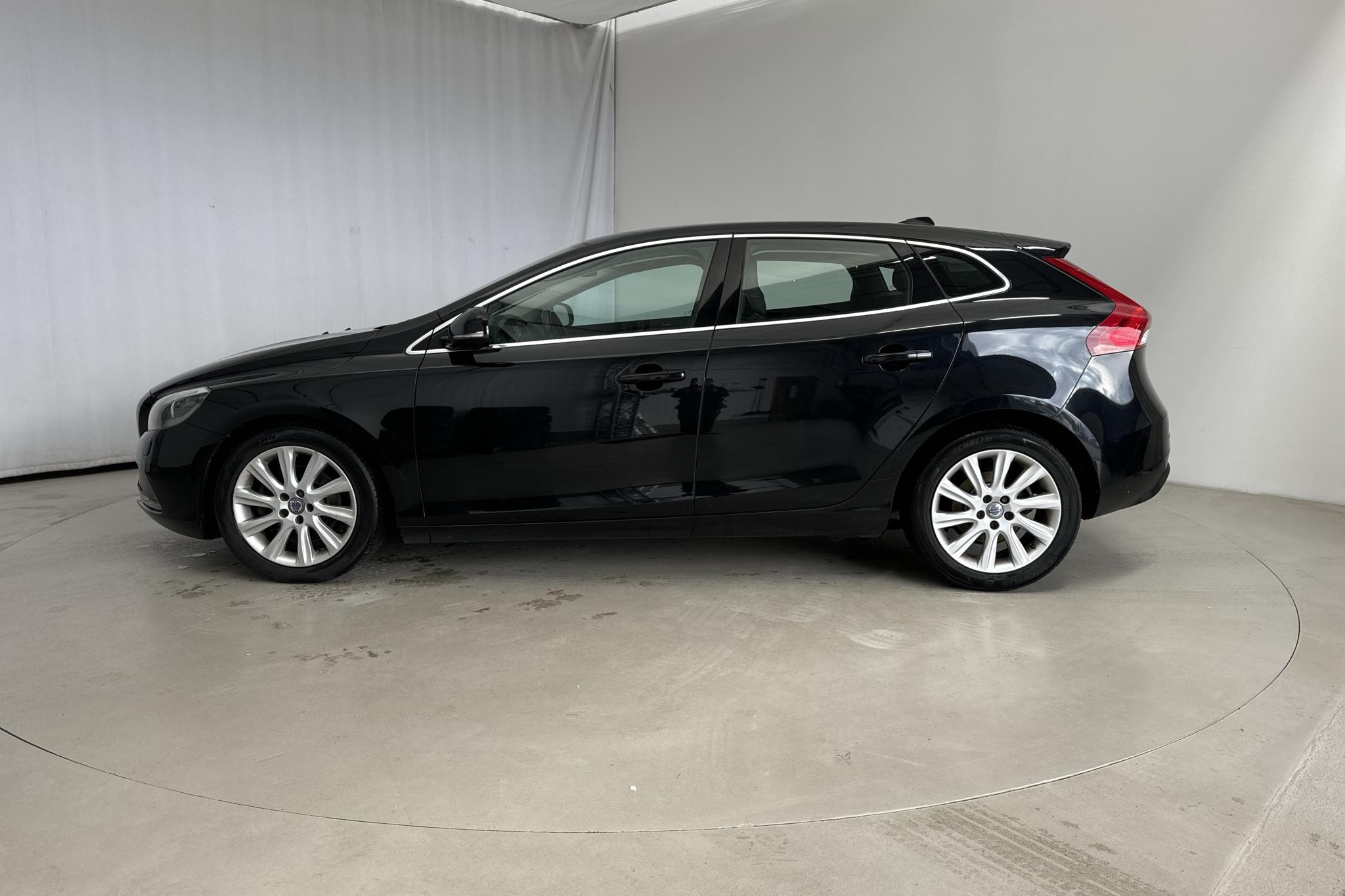 Volvo V40 D2 (115hk) - 113 690 km - Automaatne - must - 2015