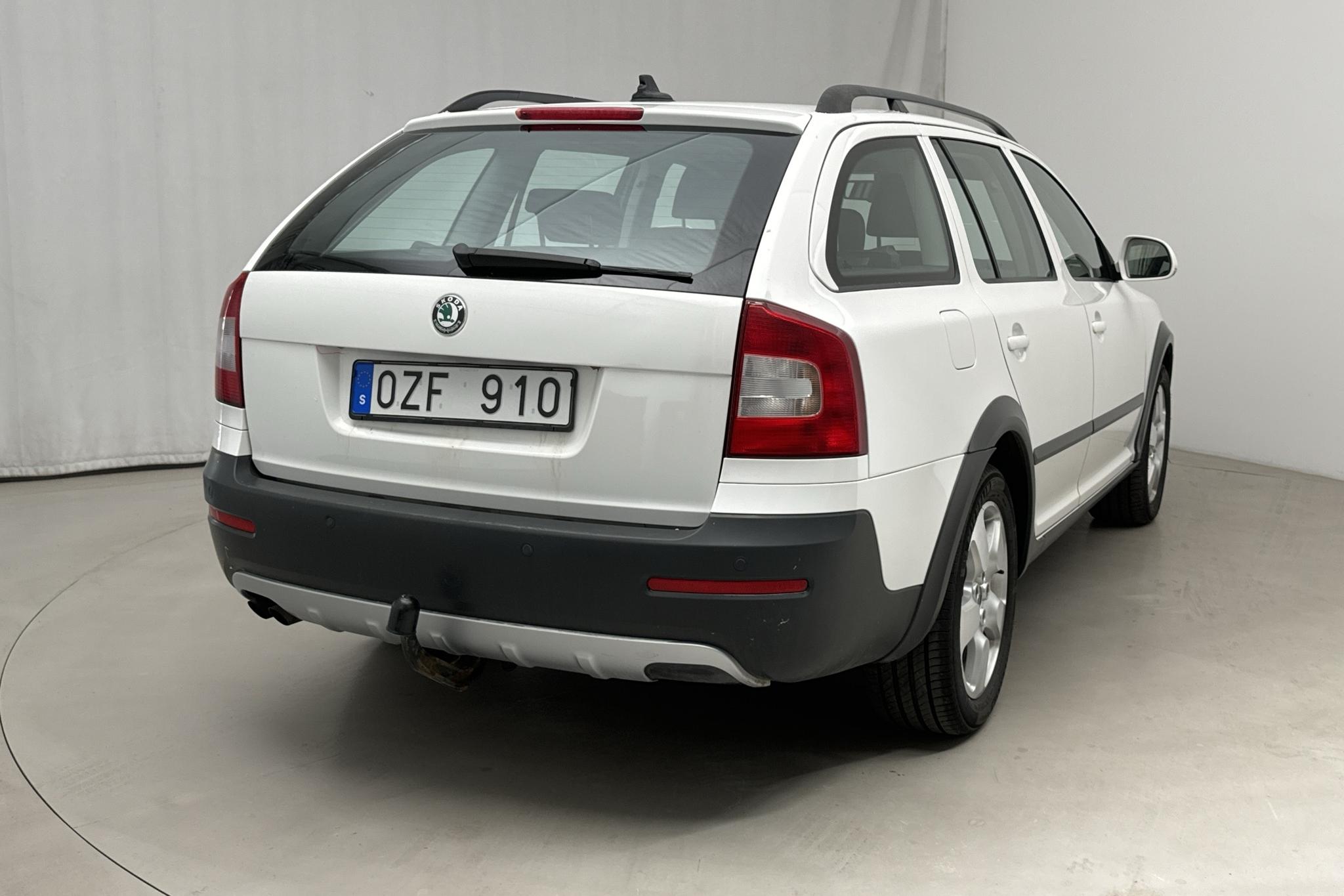 Skoda Octavia Scout II 2.0 TDI 4X4 (140hk) - 151 690 km - Manuaalinen - valkoinen - 2013