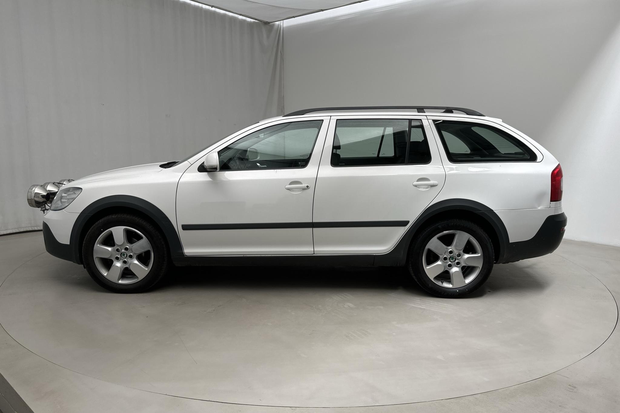 Skoda Octavia Scout II 2.0 TDI 4X4 (140hk) - 151 690 km - Käsitsi - valge - 2013