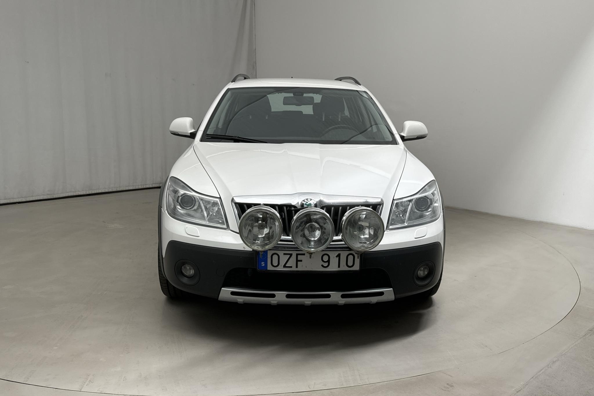 Skoda Octavia Scout II 2.0 TDI 4X4 (140hk) - 151 690 km - Käsitsi - valge - 2013