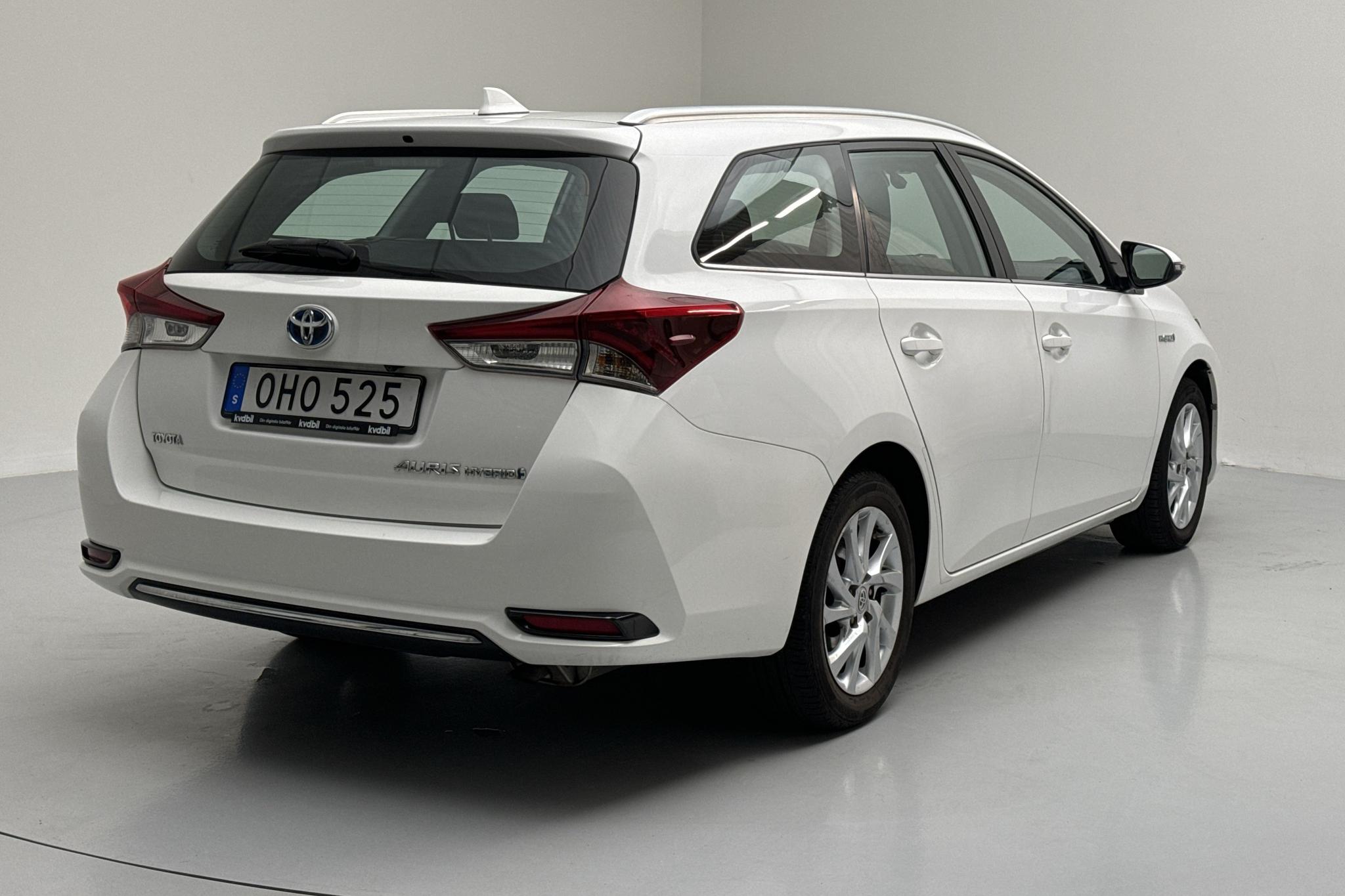 Toyota Auris 1.8 HSD Touring Sports (99hk) - 70 600 km - Automatyczna - biały - 2017