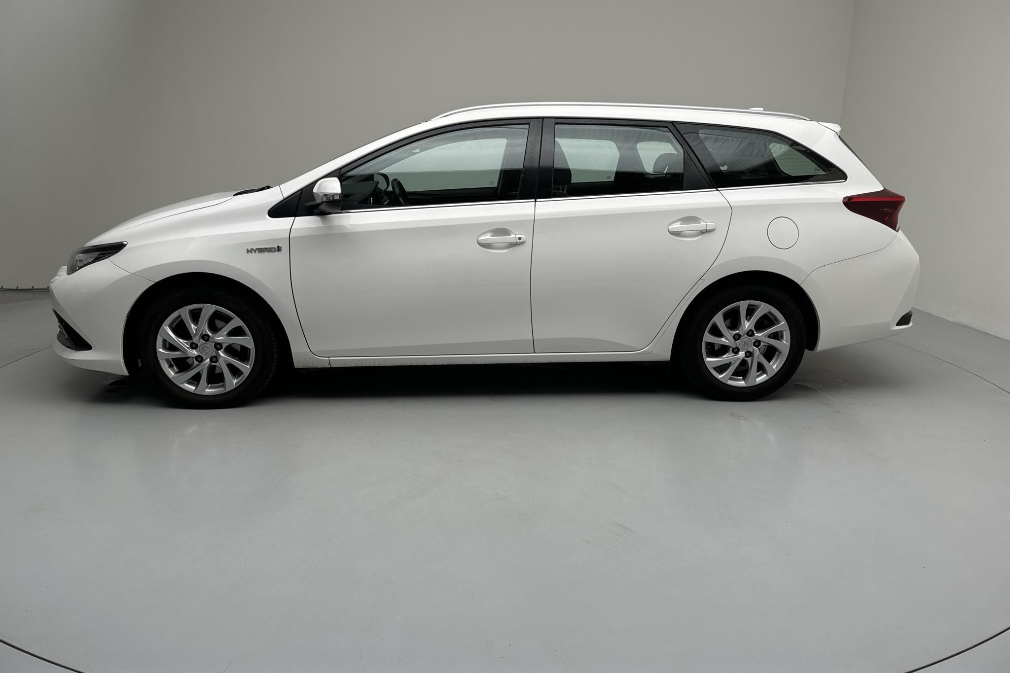 Toyota Auris 1.8 HSD Touring Sports (99hk) - 70 600 km - Automaatne - valge - 2017