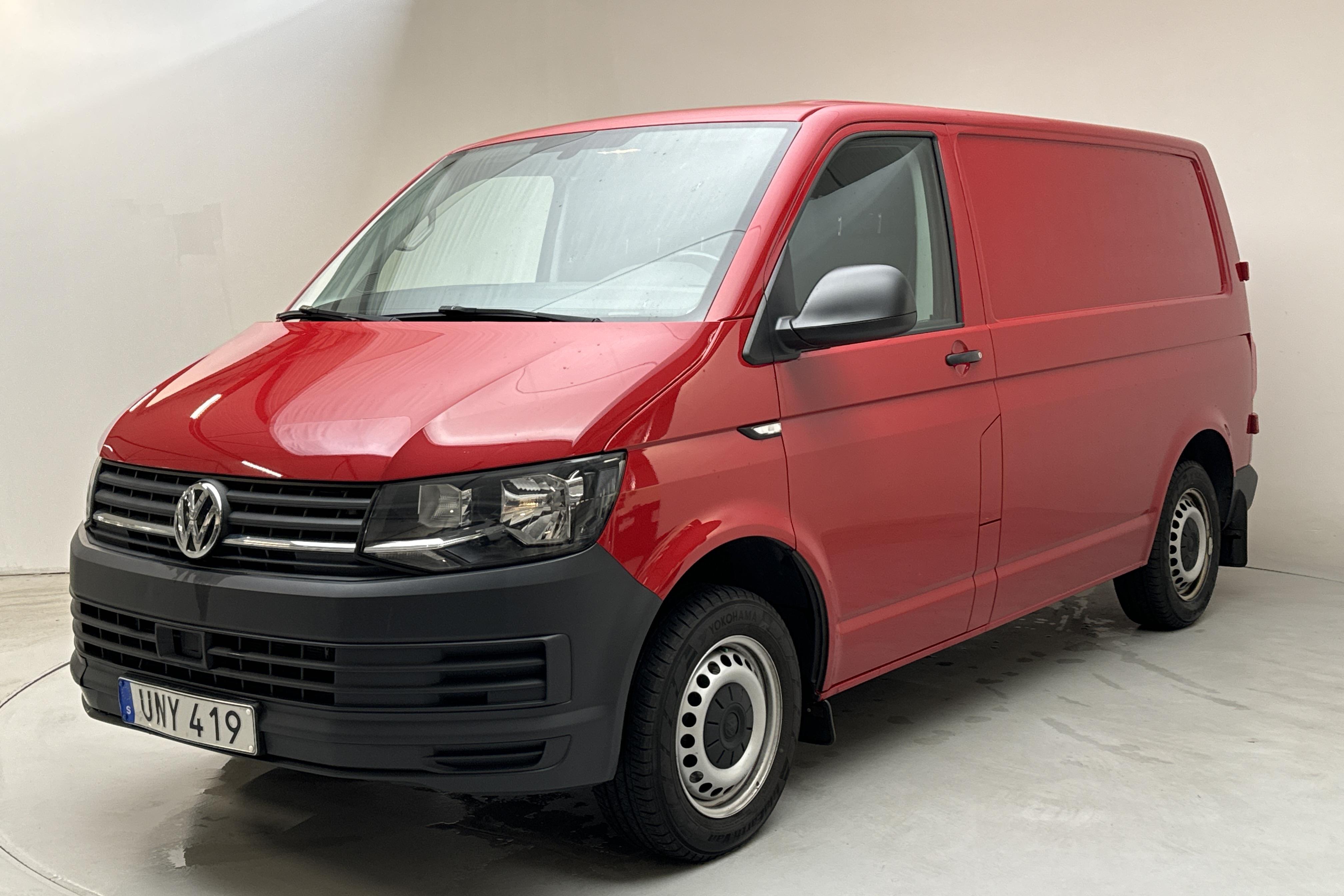 VW Transporter T6 2.0 TDI BMT Skåp (150hk) - 128 730 km - Manualna - czerwony - 2019