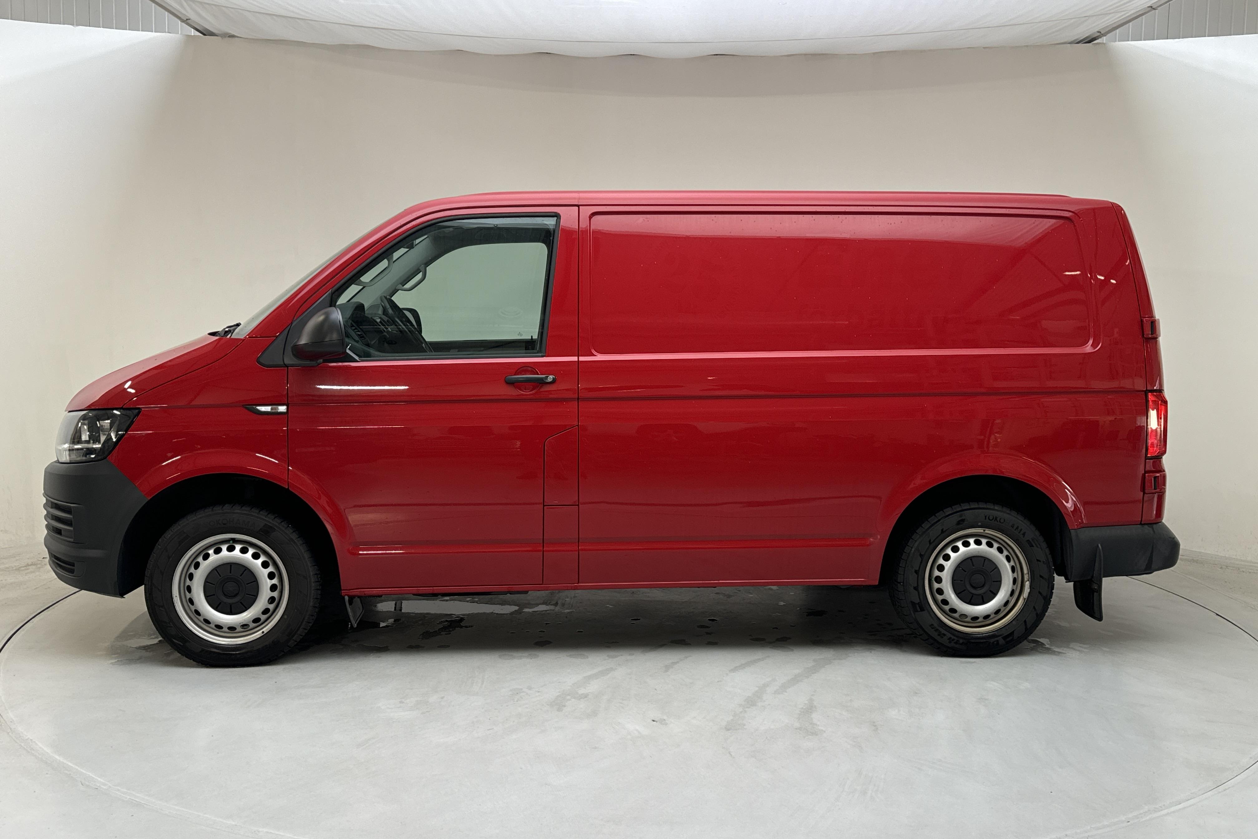 VW Transporter T6 2.0 TDI BMT Skåp (150hk) - 128 730 km - Käsitsi - punane - 2019