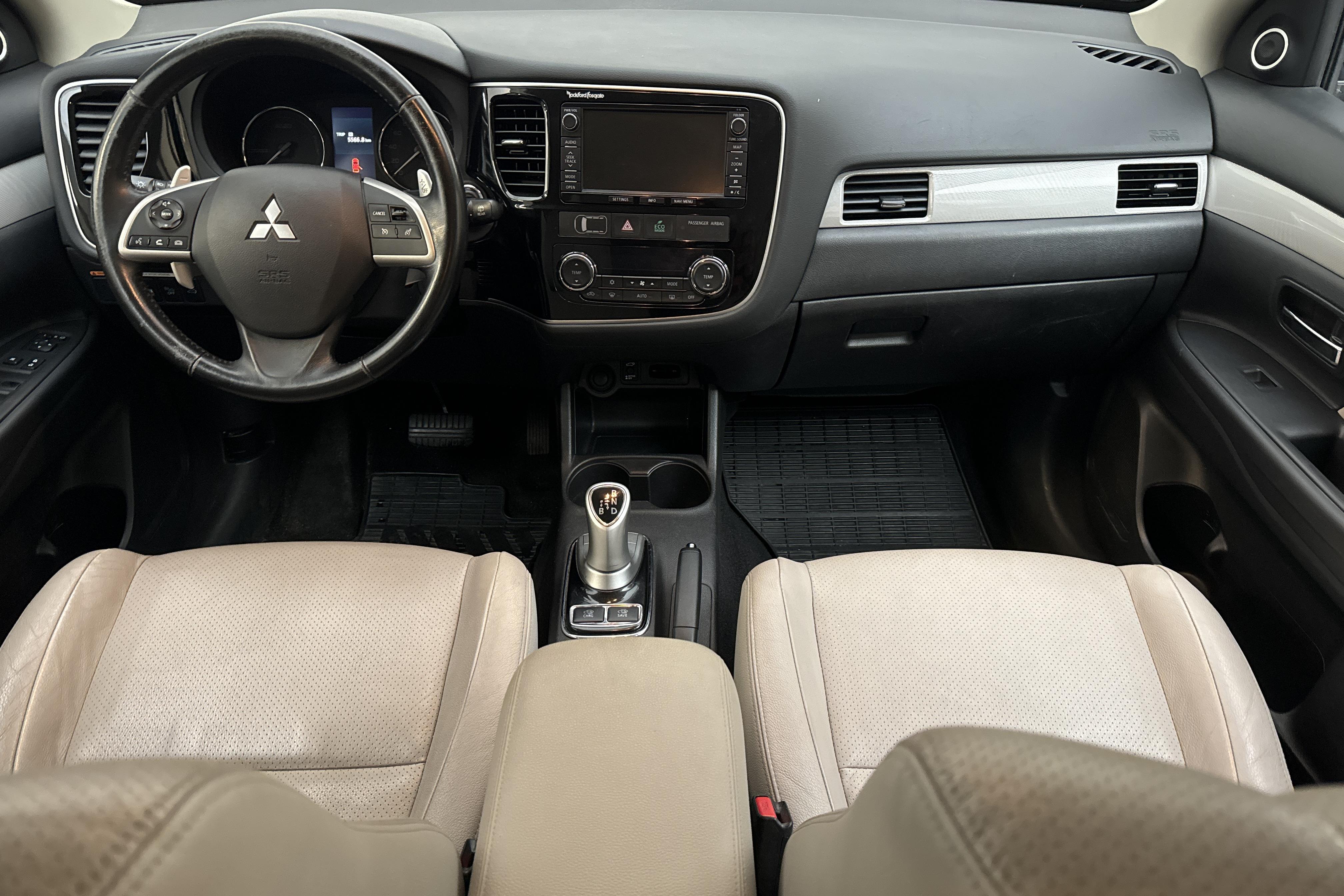 Mitsubishi Outlander 2.0 Plug-in Hybrid 4WD (121hk) - 20 284 mil - Automat - silver - 2015