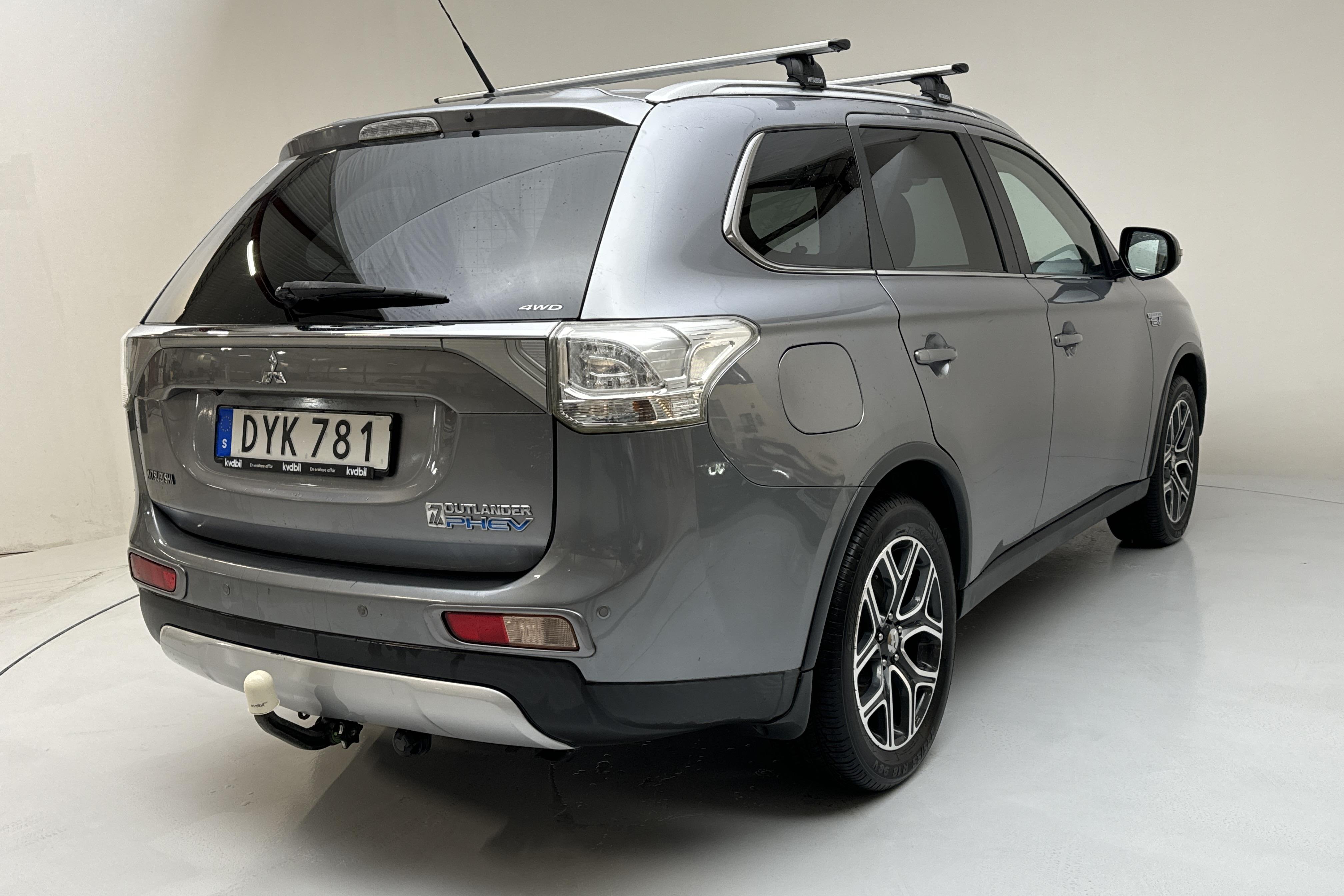 Mitsubishi Outlander 2.0 Plug-in Hybrid 4WD (121hk) - 202 840 km - Automatic - silver - 2015