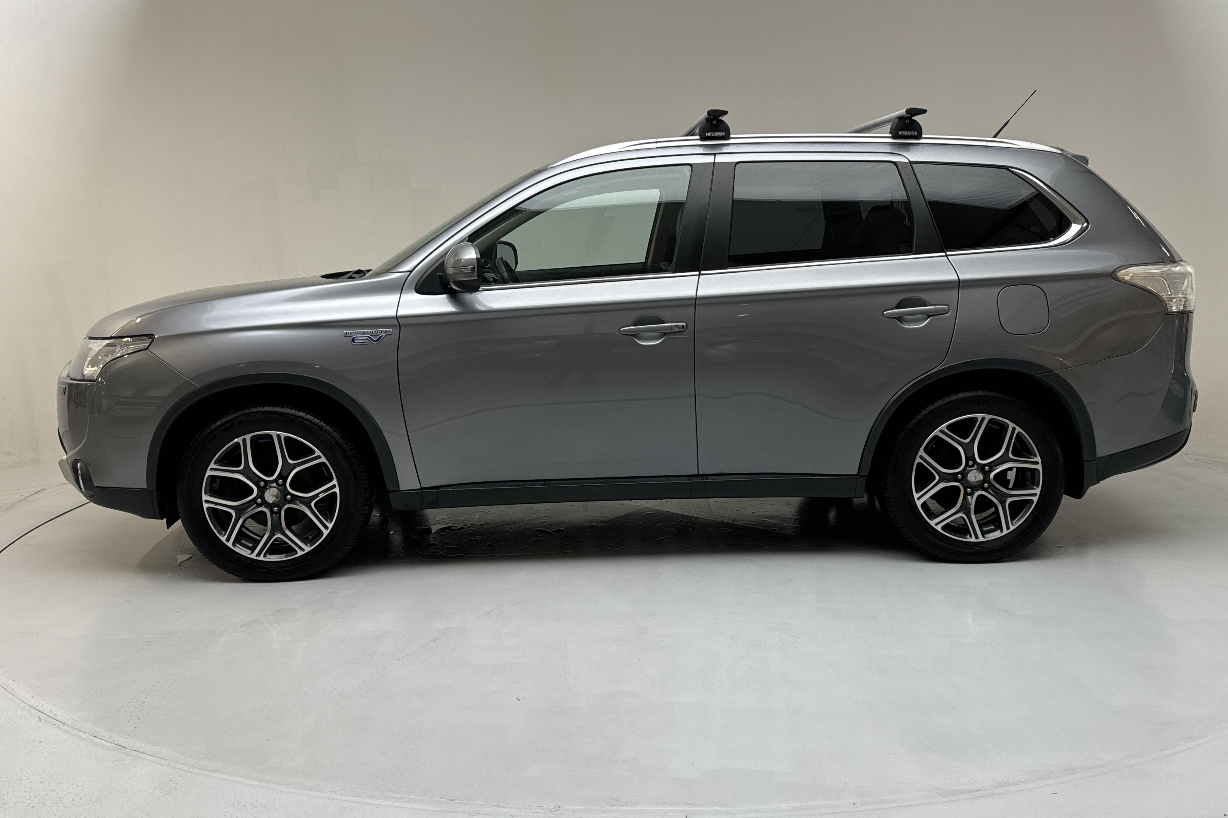 Mitsubishi Outlander 2.0 Plug-in Hybrid 4WD (121hk) - 202 840 km - Automaattinen - hopea - 2015