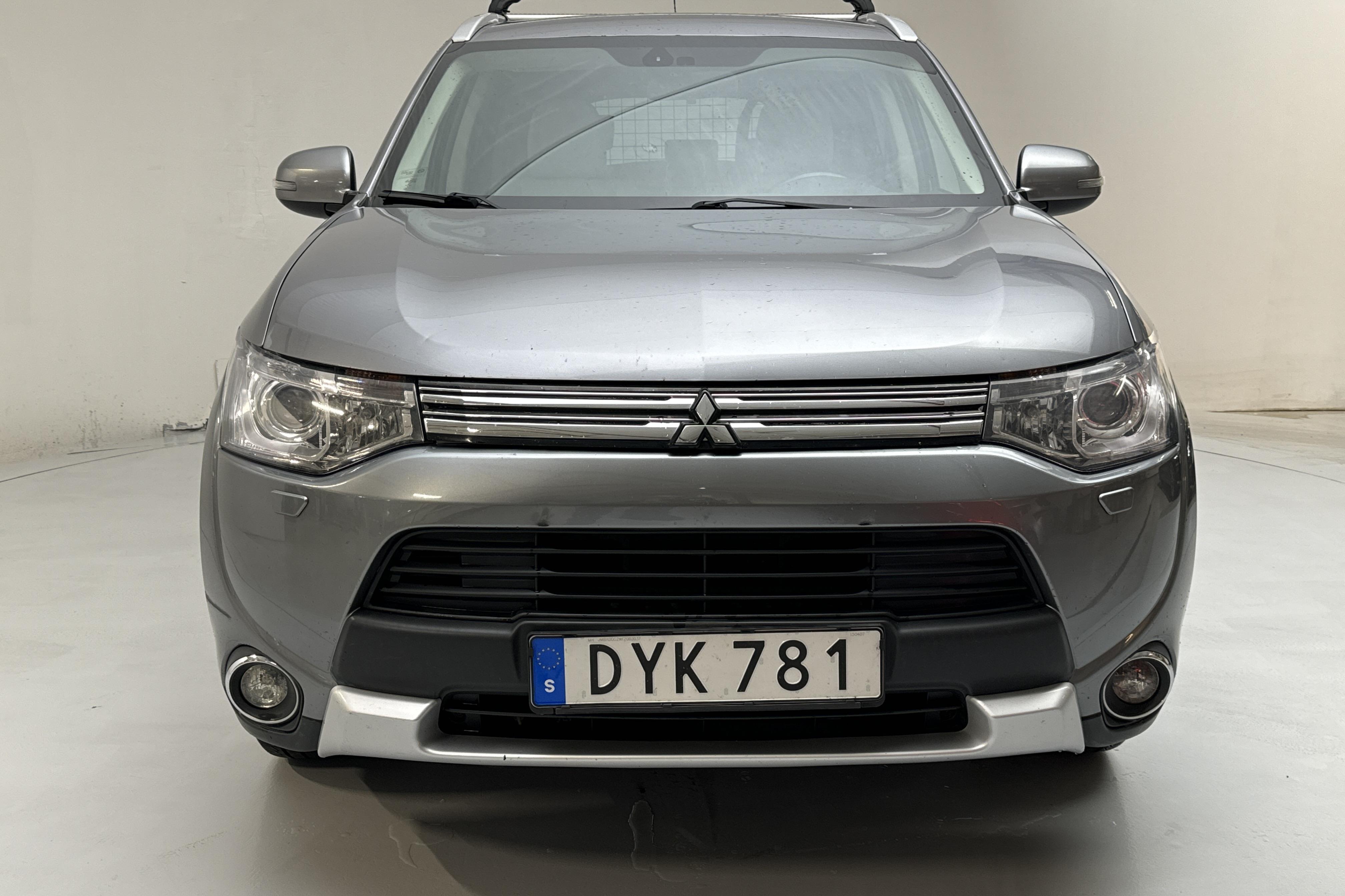 Mitsubishi Outlander 2.0 Plug-in Hybrid 4WD (121hk) - 202 840 km - Automaatne - hõbe - 2015