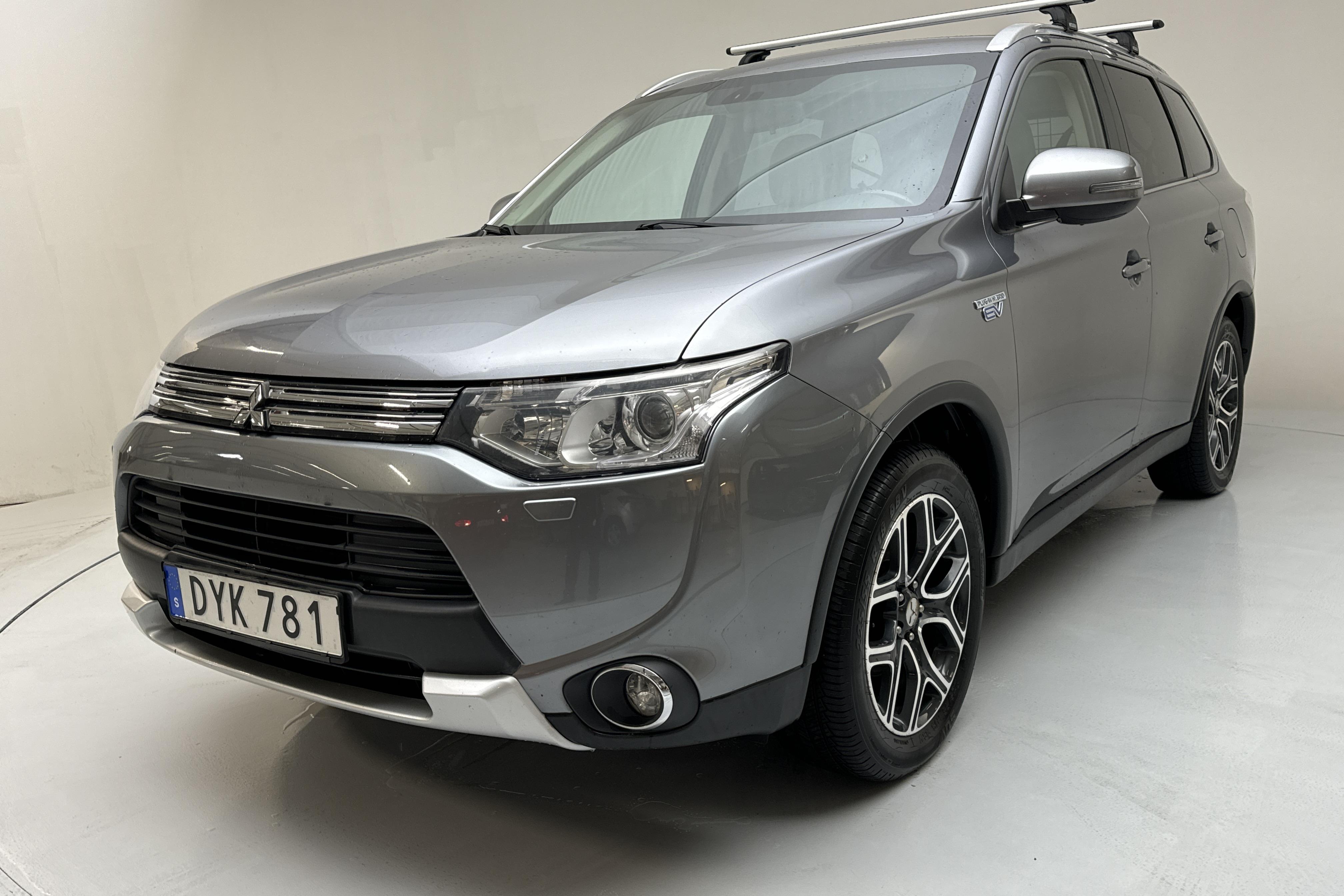 Mitsubishi Outlander 2.0 Plug-in Hybrid 4WD (121hk) - 20 284 mil - Automat - silver - 2015