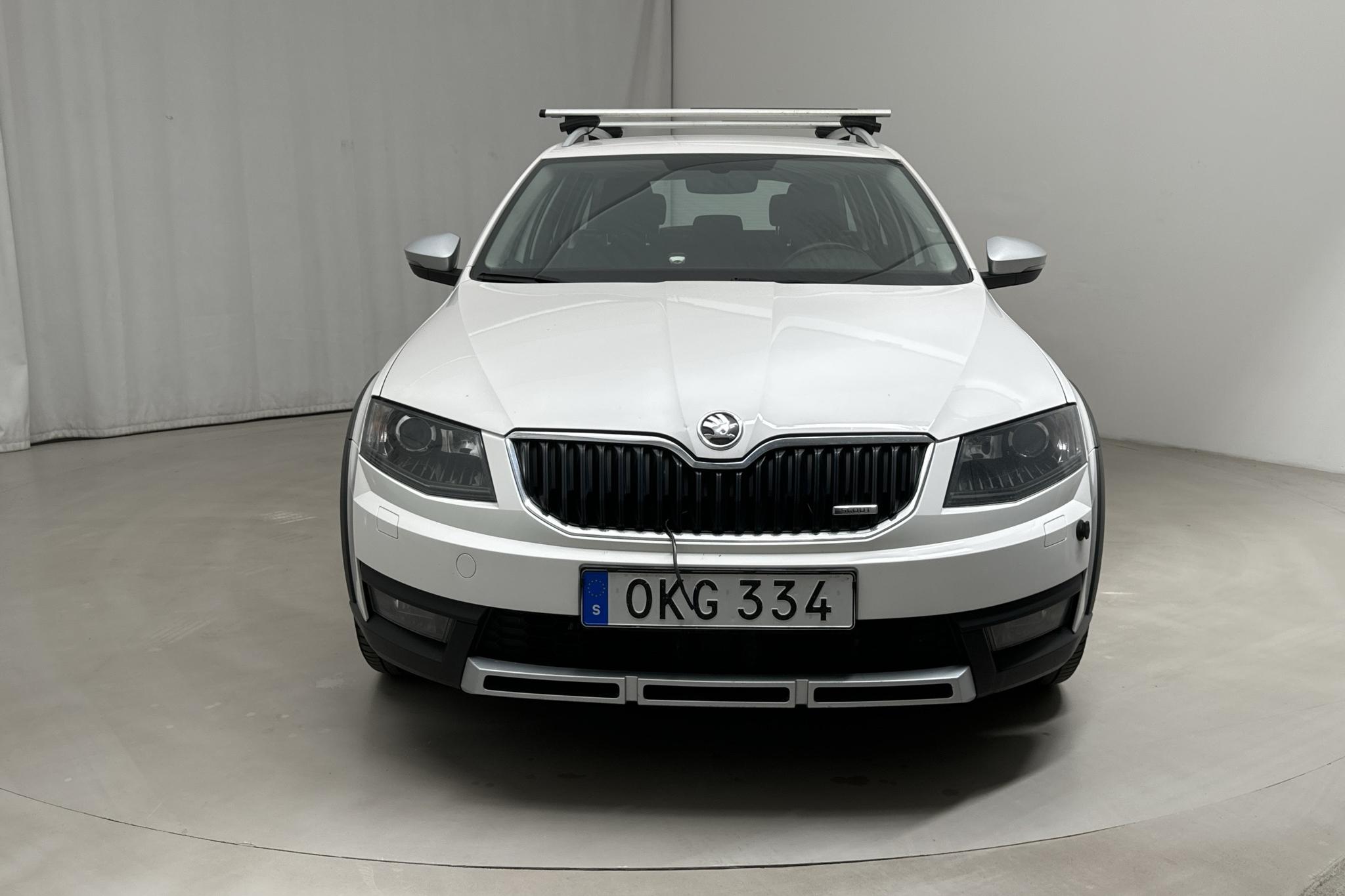 Skoda Octavia Scout II 2.0 TDI 4X4 (150hk) - 23 072 mil - Manuell - vit - 2017