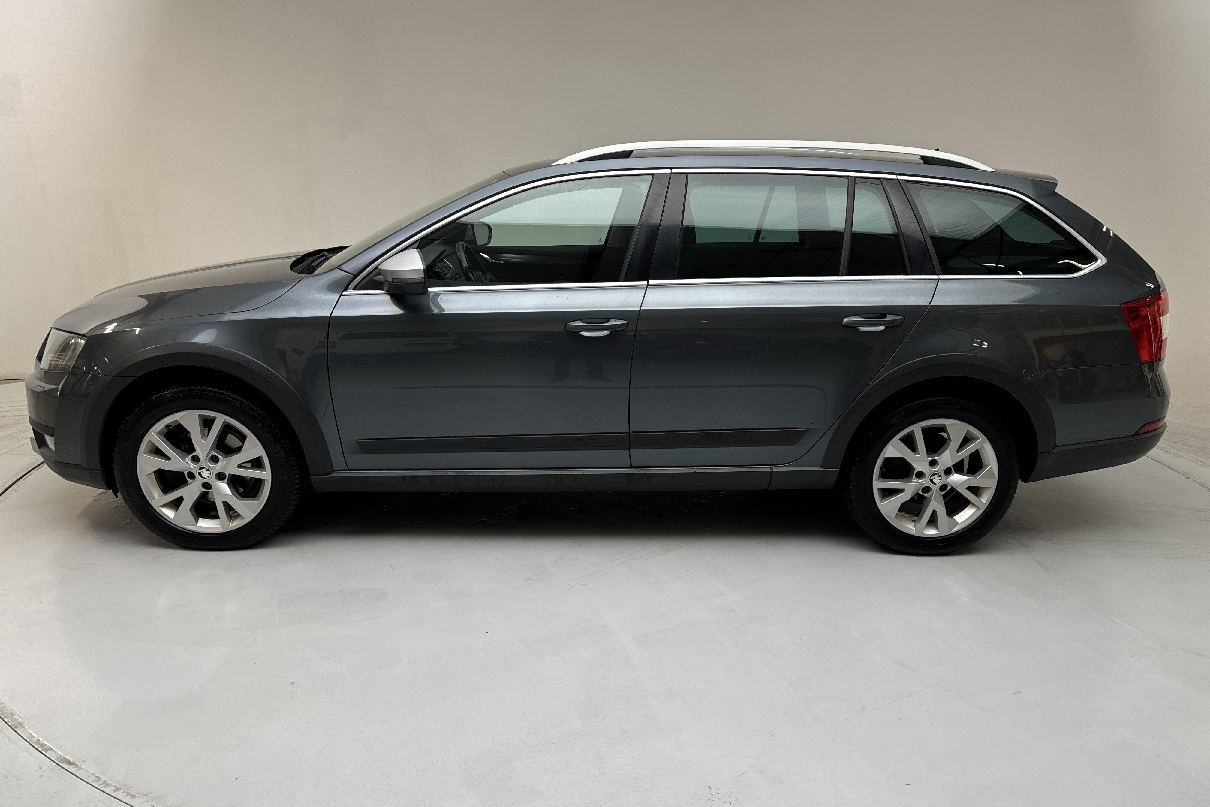 Skoda Octavia Scout II 2.0 TDI 4X4 (184hk) - 257 670 km - Automatic - gray - 2015