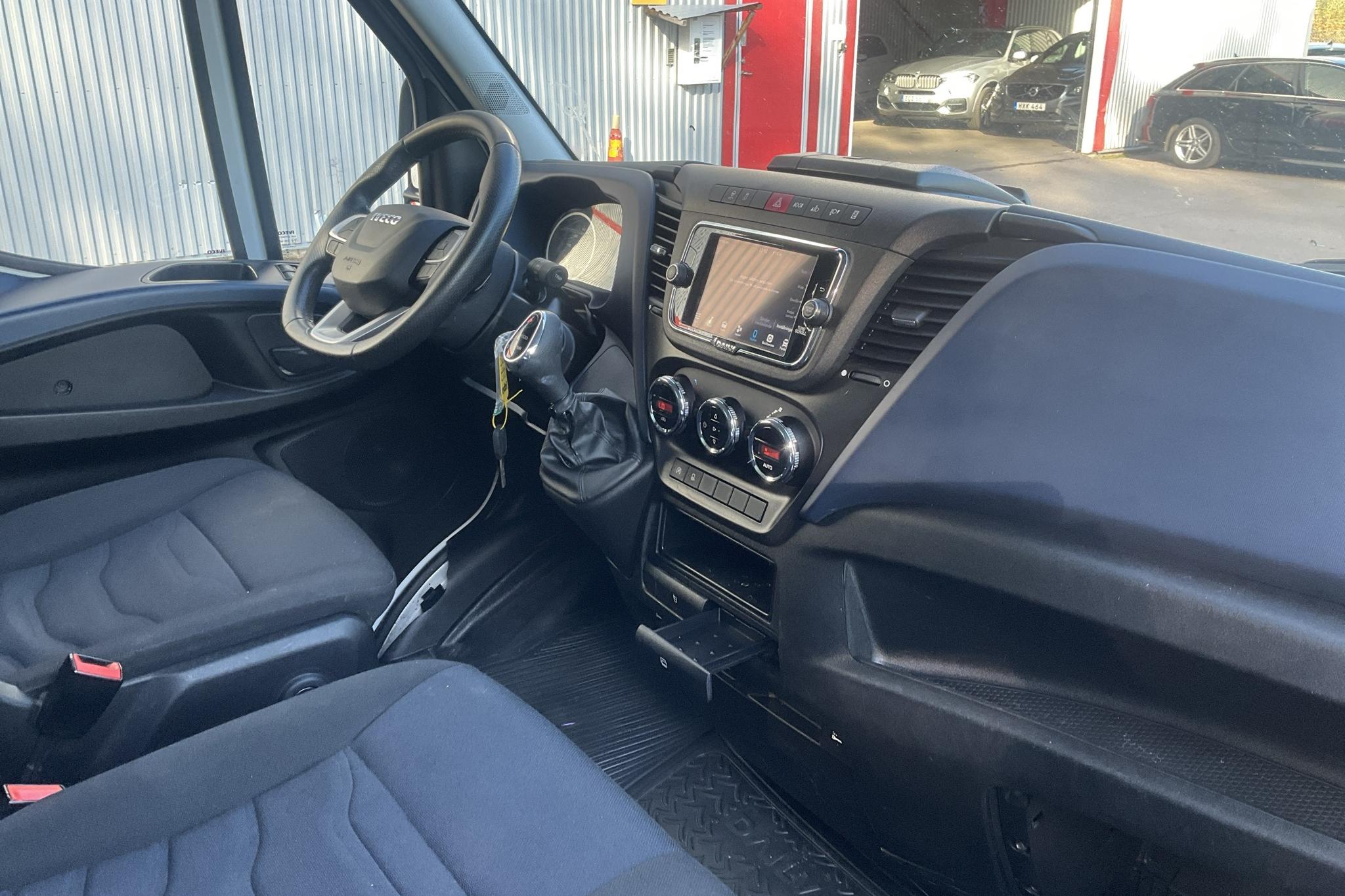 Iveco Daily 35 2.3 Volymskåp (156hk) - 114 580 km - Automaatne - valge - 2020