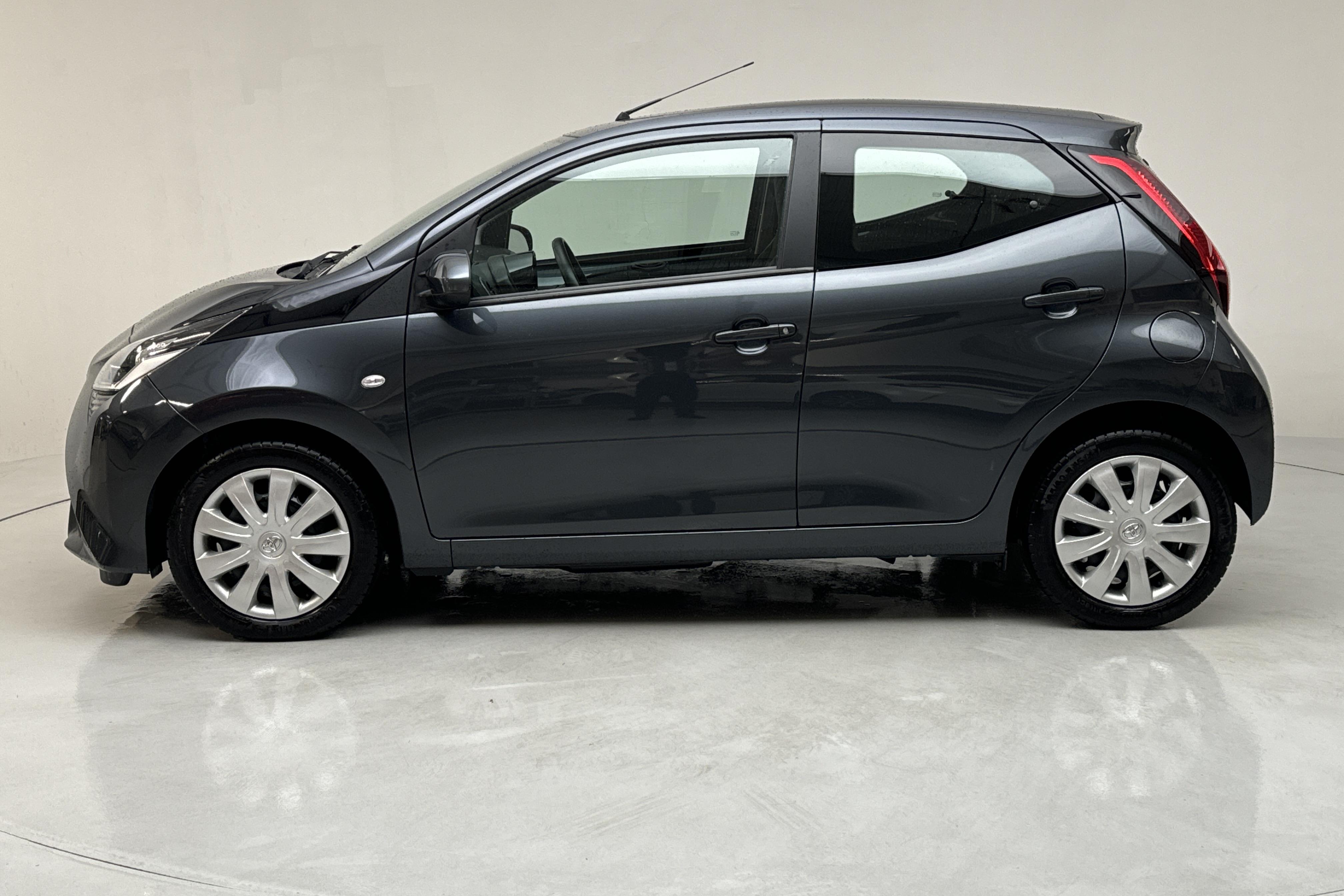 Toyota Aygo 1.0 5dr (72hk) - 42 690 km - Manualna - Dark Grey - 2021