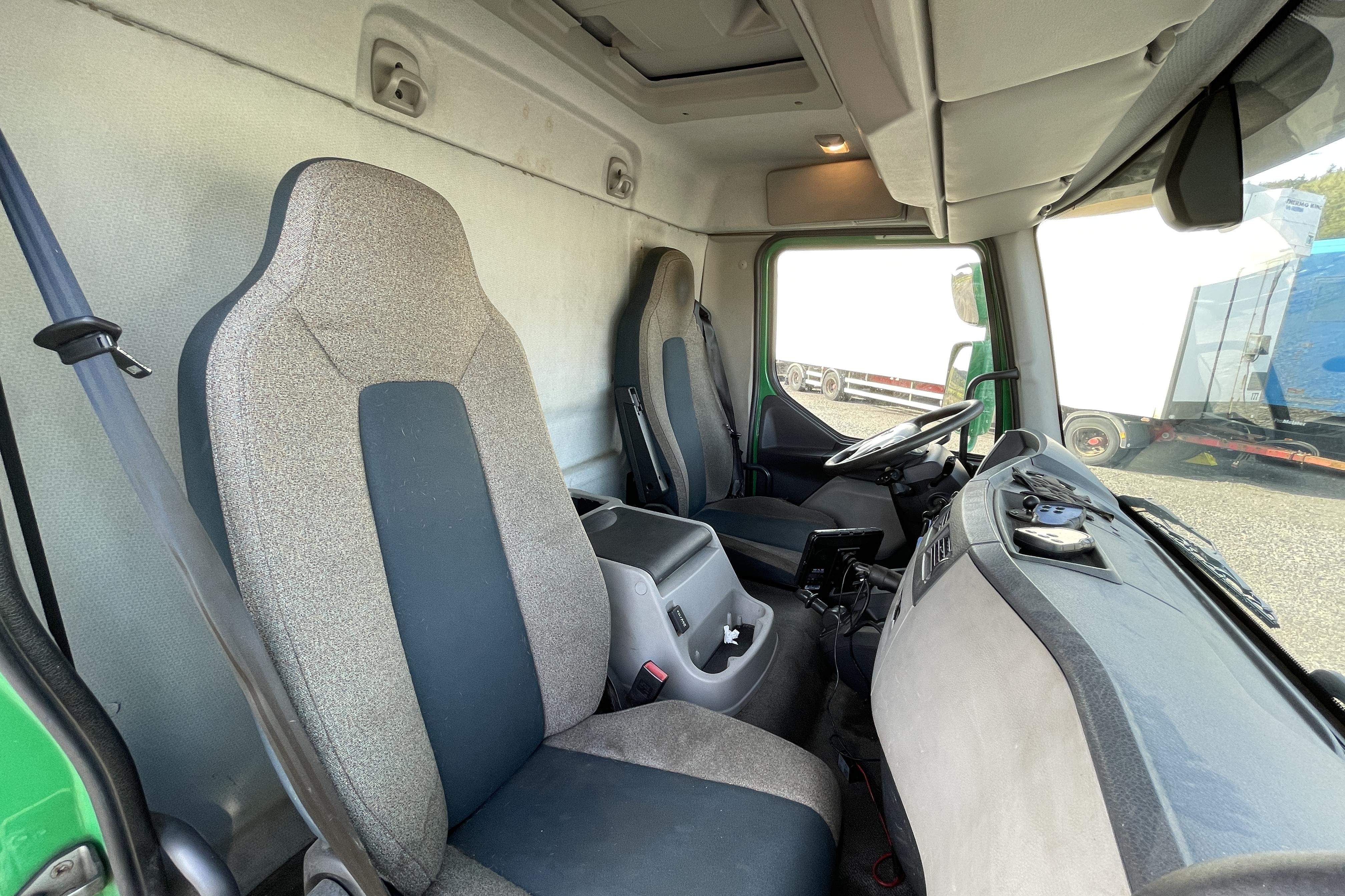 Volvo FL - 589 139 km - Automatyczna - zielony - 2017