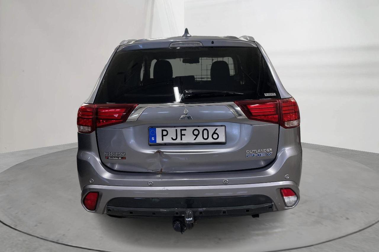 Mitsubishi Outlander 2.0 Plug-in Hybrid 4WD (121hk) - 174 950 km - Automatic - gray - 2017