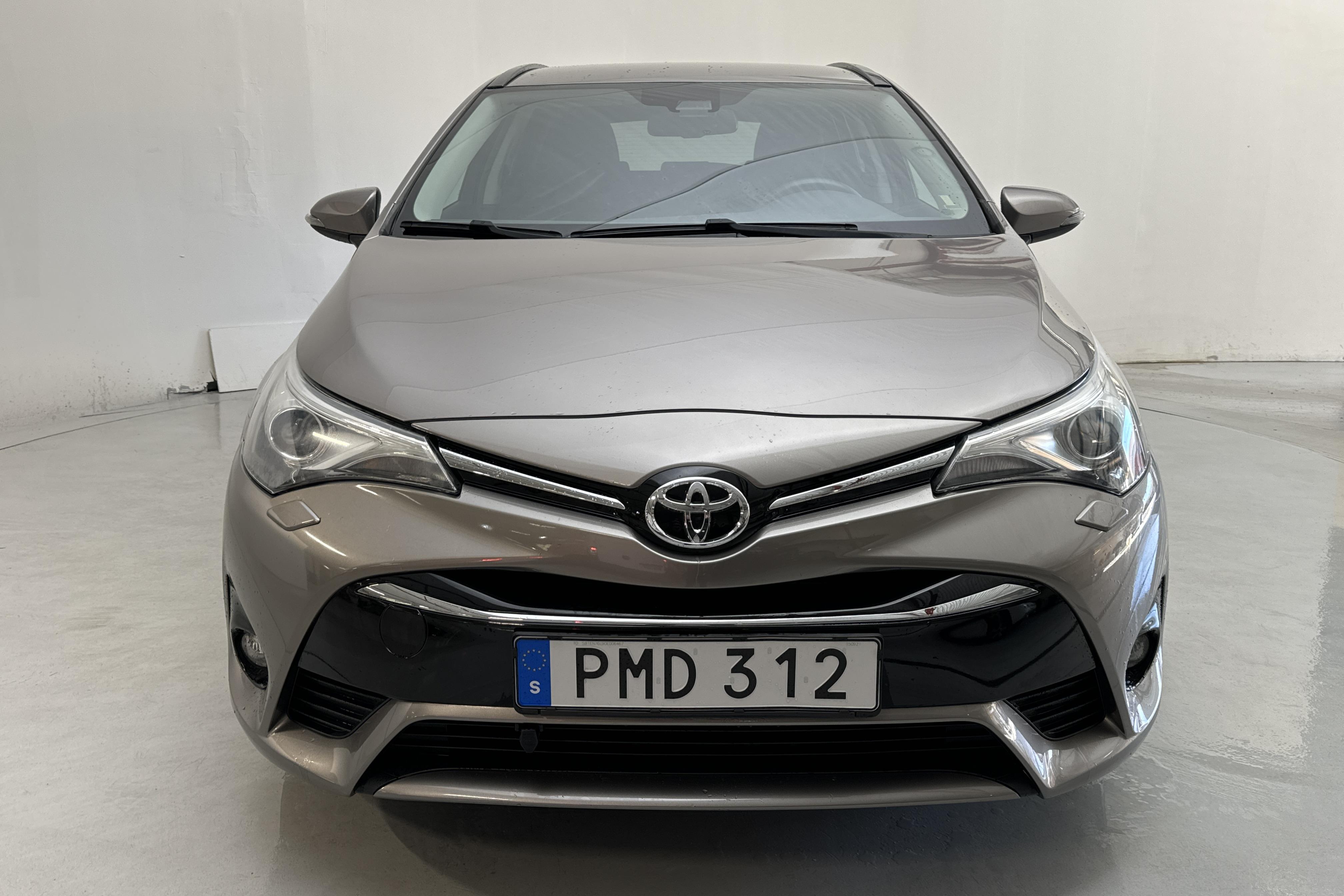 Toyota Avensis 1.6 D-4D Touring Sports (112hk) - 7 102 mil - Manuell - brun - 2016