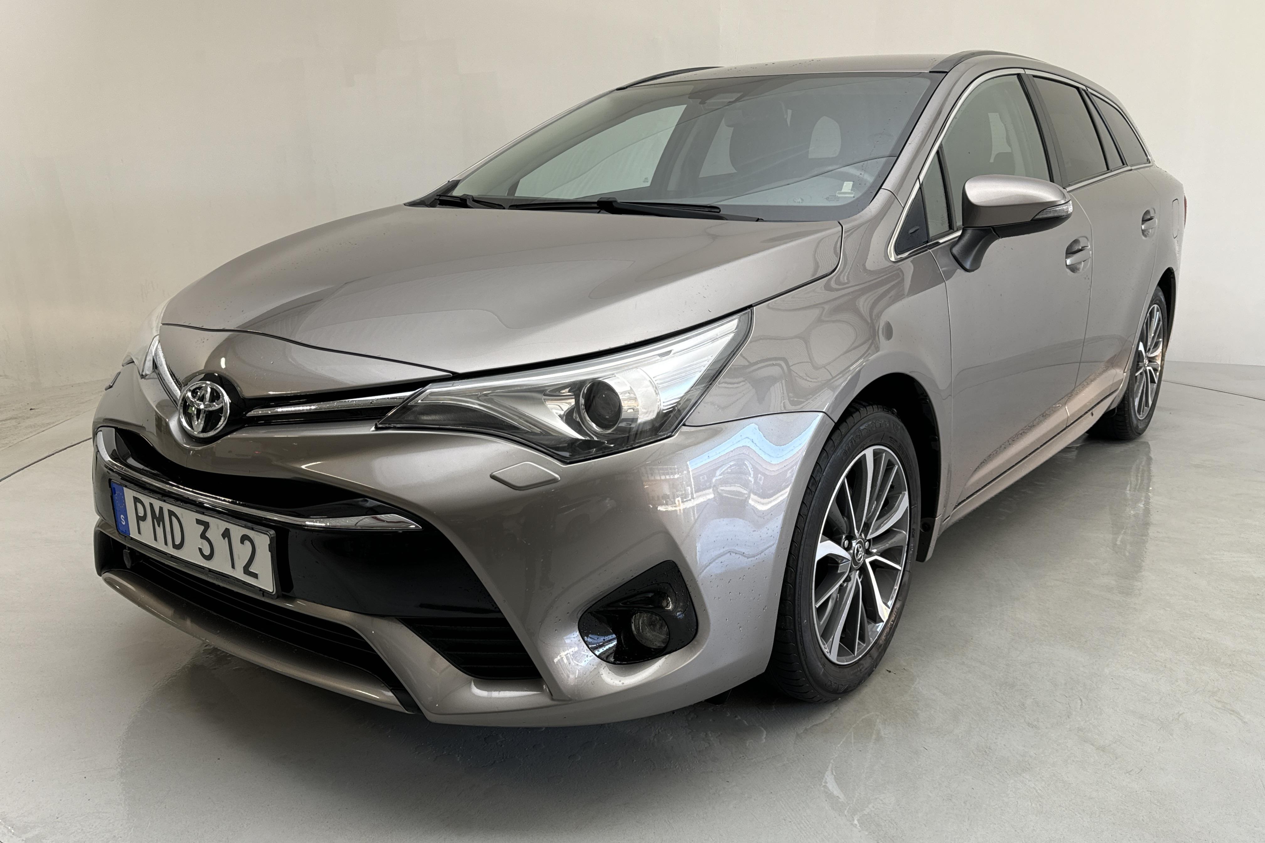 Toyota Avensis 1.6 D-4D Touring Sports (112hk) - 71 020 km - Manual - brown - 2016