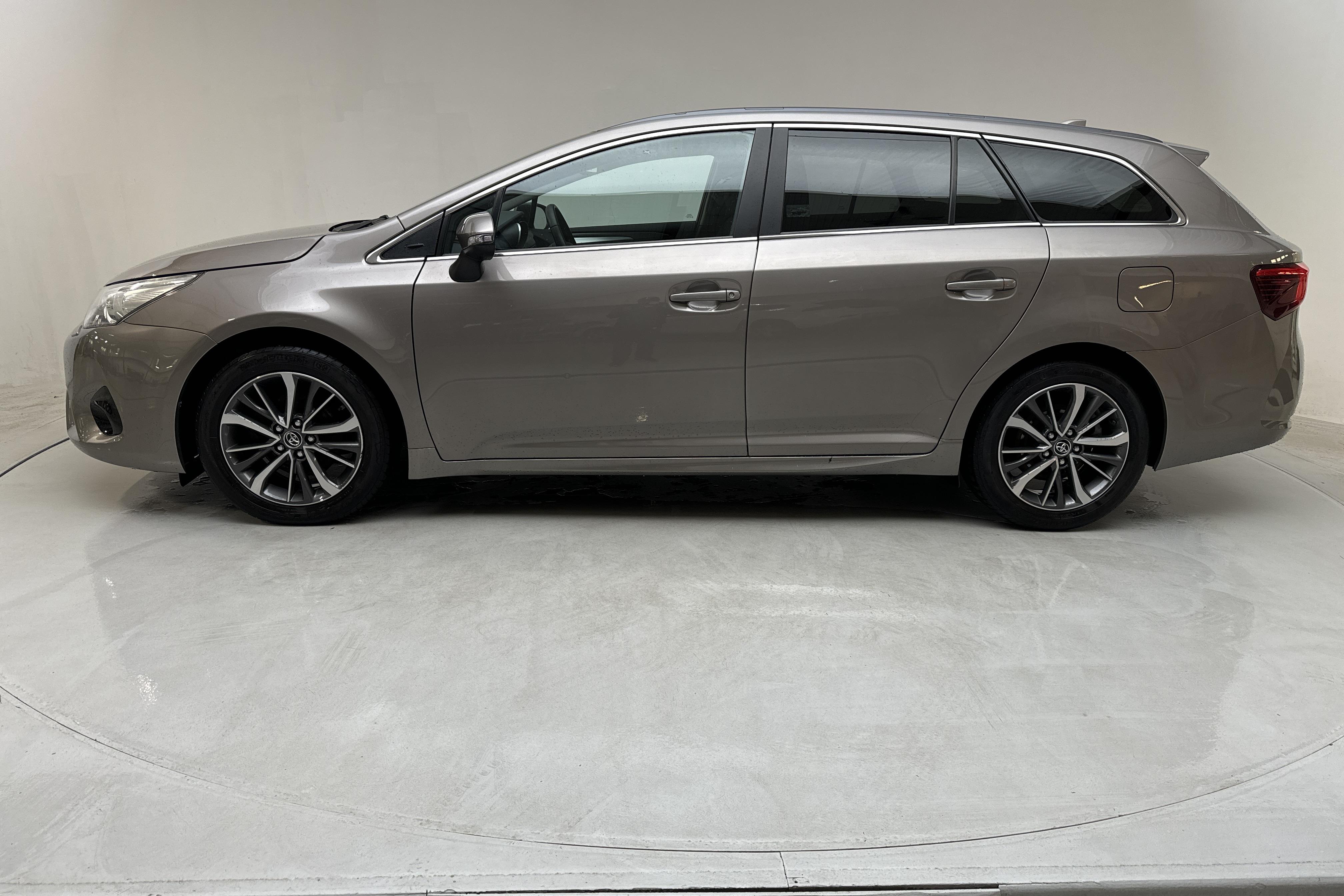 Toyota Avensis 1.6 D-4D Touring Sports (112hk) - 71 020 km - Manualna - brązowy - 2016