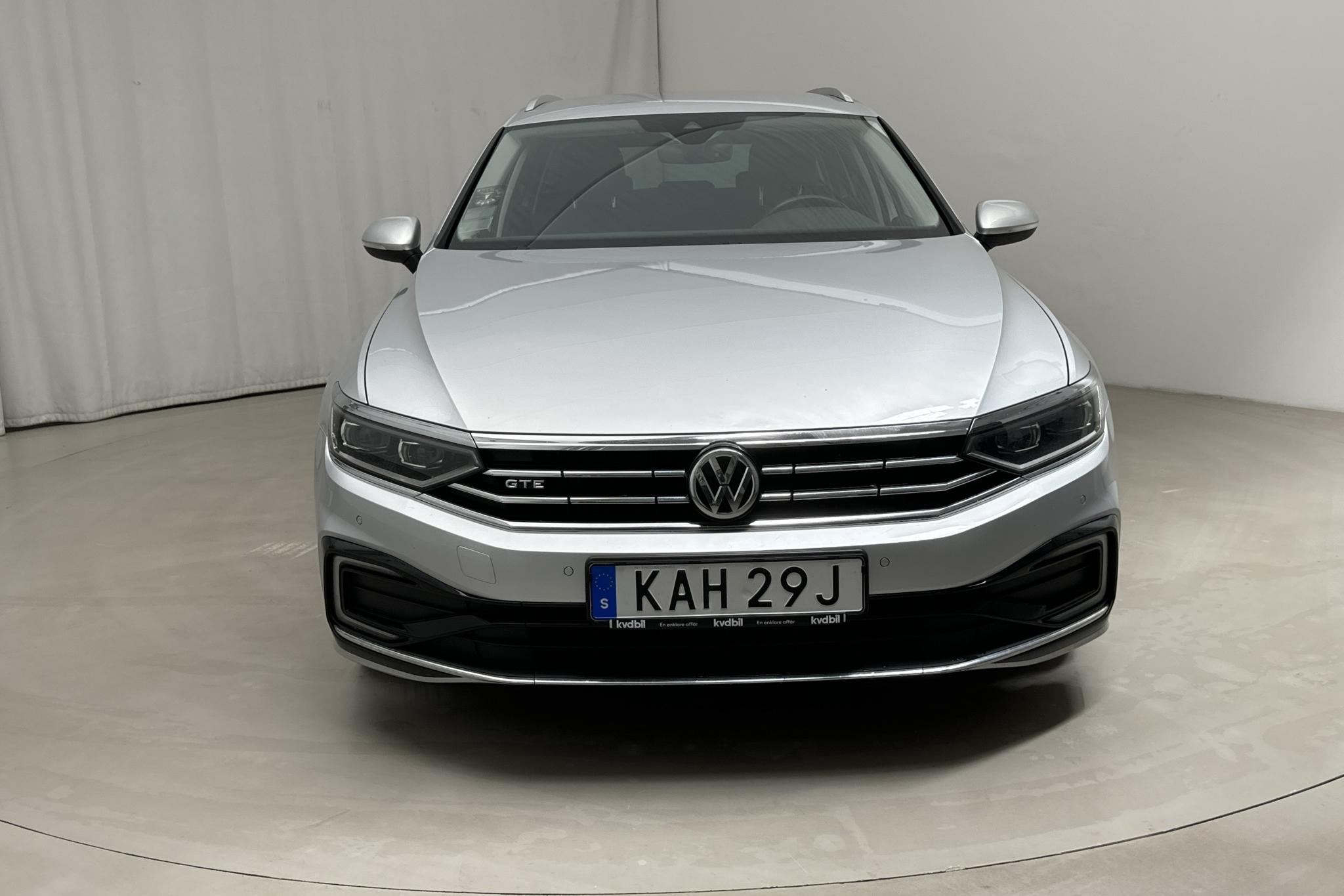 VW Passat 1.4 GTE Sportscombi (218hk) - 110 760 km - Automatyczna - srebro - 2020