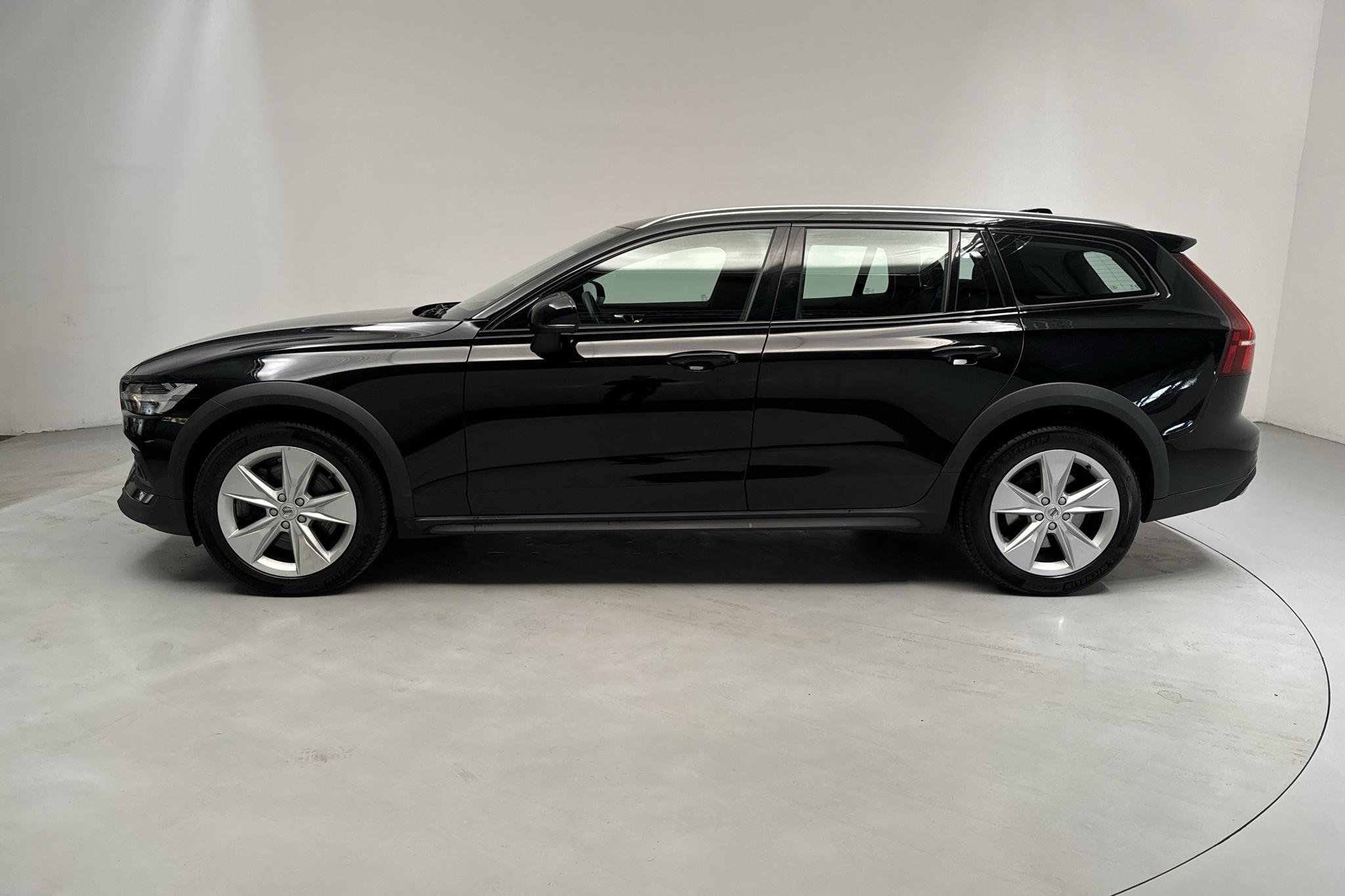 Volvo V60 D4 Cross Country AWD (190hk) - 42 450 km - Automatyczna - czarny - 2020