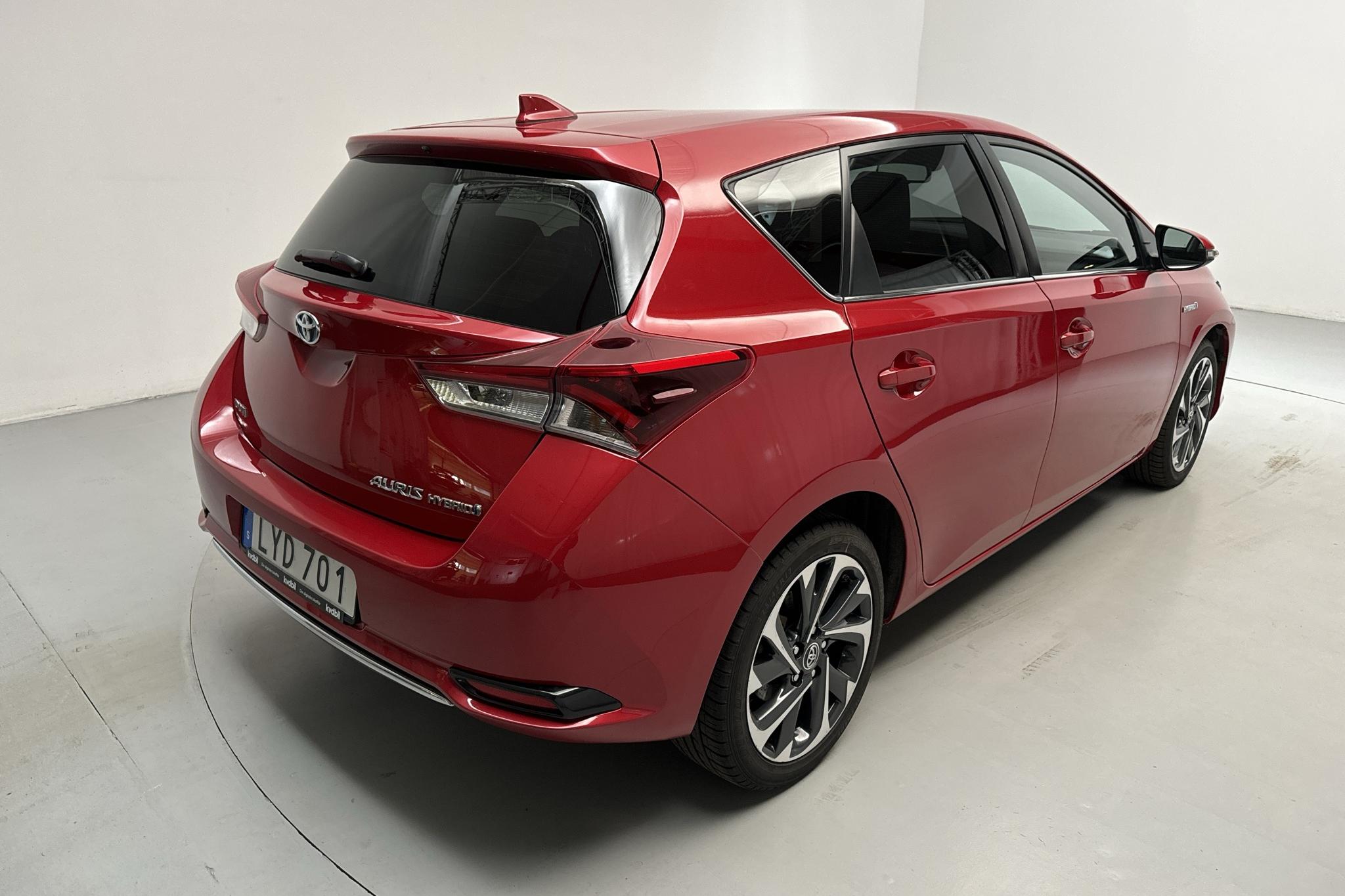 Toyota Auris 1.8 HSD 5dr (99hk) - 2 228 mil - Automat - Dark Red - 2015