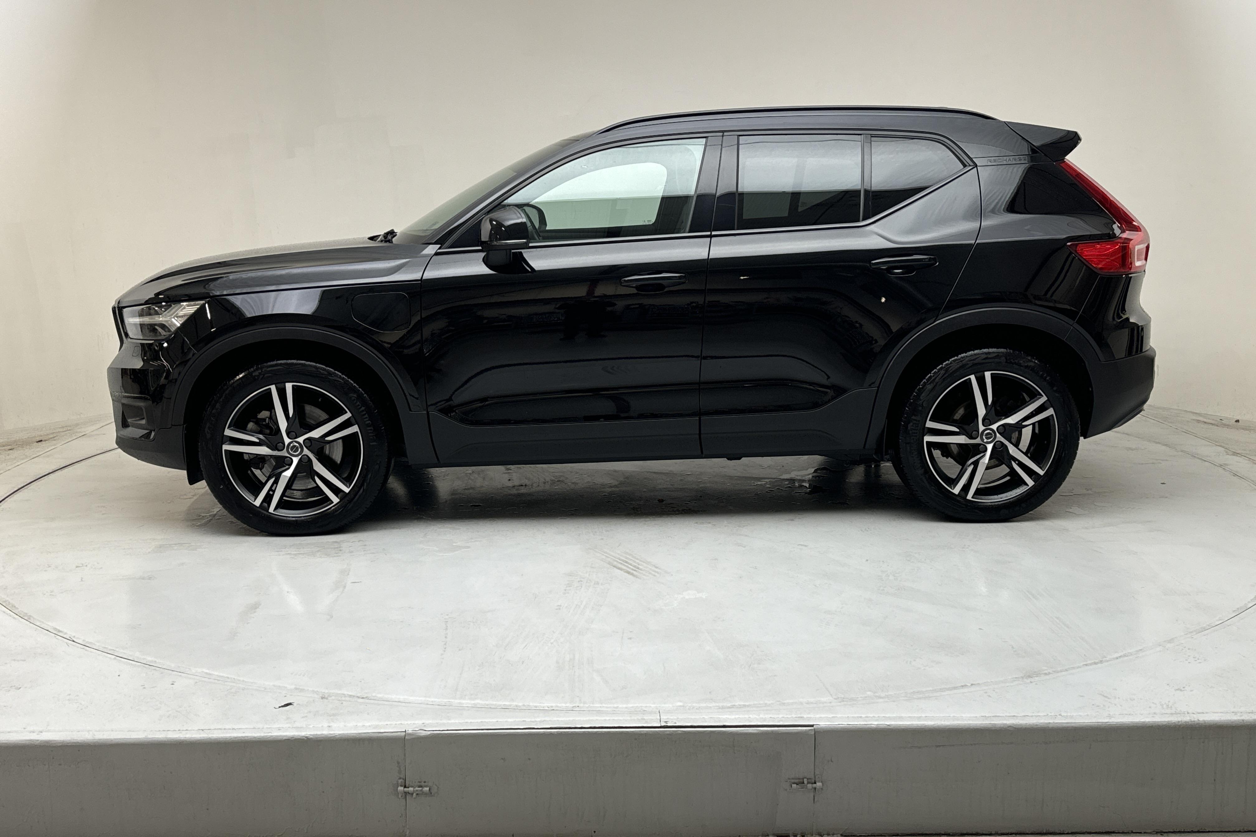 Volvo XC40 T4 2WD Twin Engine (211hk) - 4 009 mil - Automat - svart - 2021