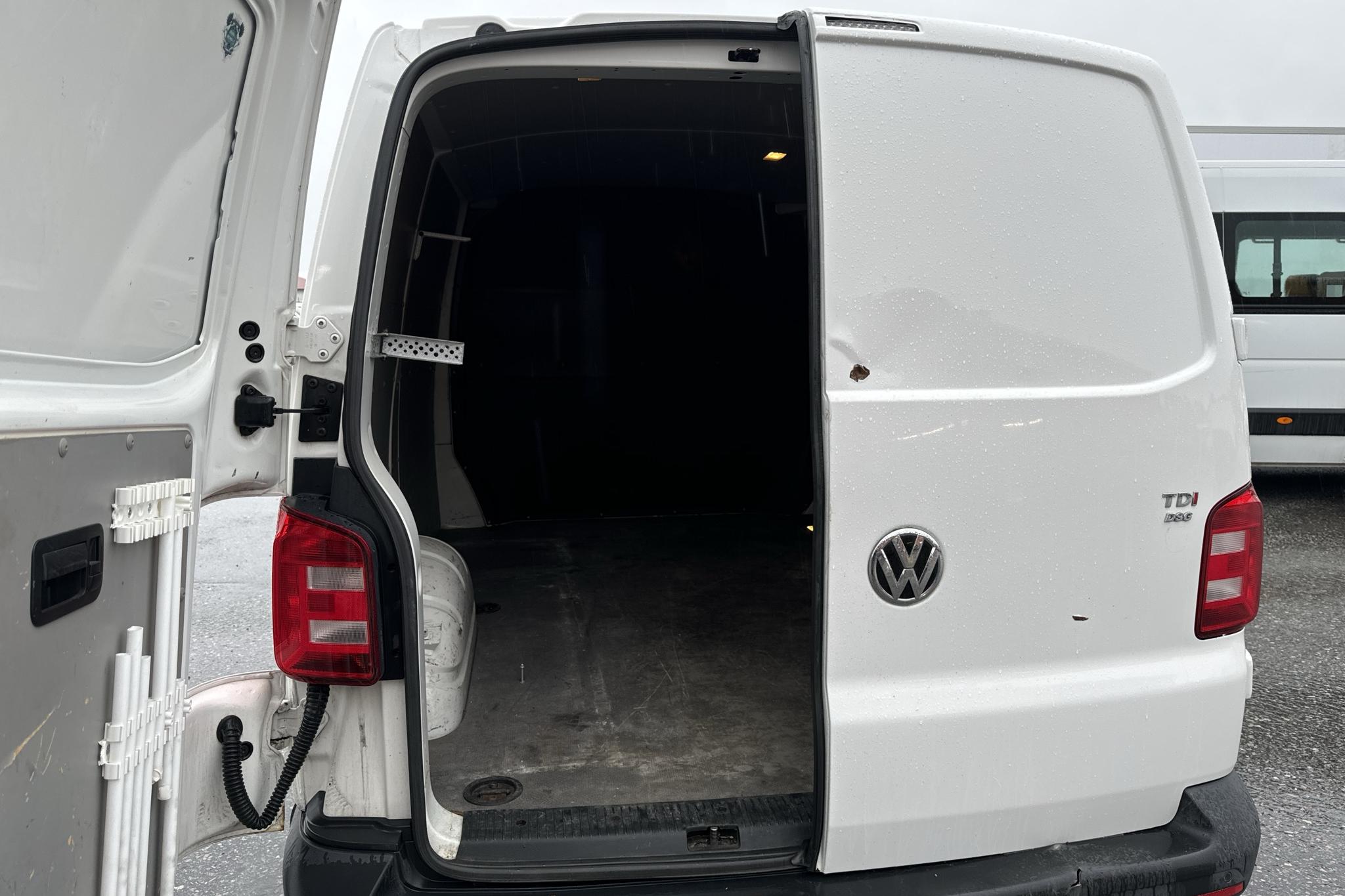 VW Transporter T6 2.0 TDI BMT Skåp (150hk) - 157 410 km - Automatyczna - biały - 2018