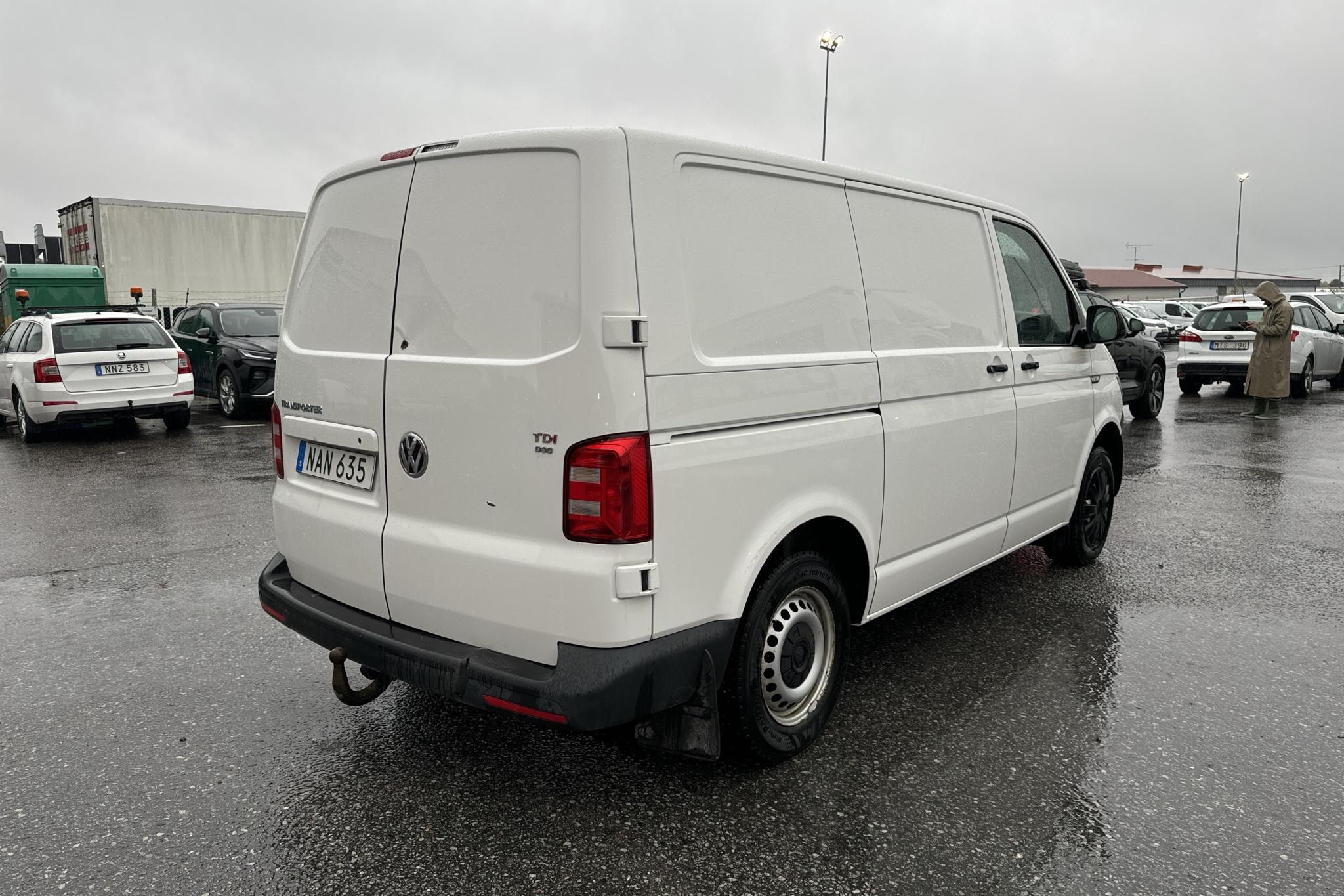 VW Transporter T6 2.0 TDI BMT Skåp (150hk) - 15 741 mil - Automat - vit - 2018