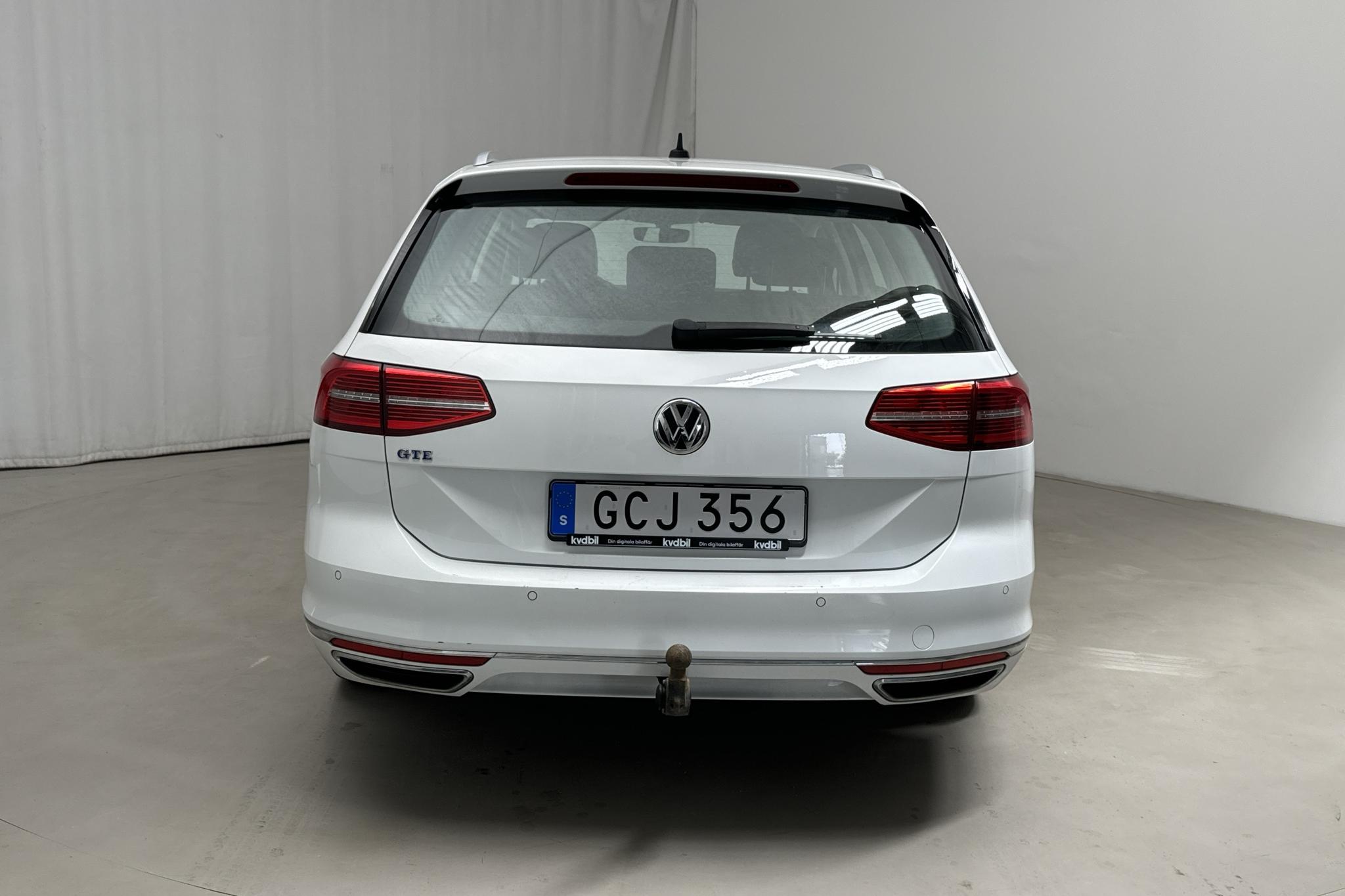 VW Passat 1.4 Plug-in-Hybrid Sportscombi (218hk) - 97 730 km - Automatyczna - biały - 2018