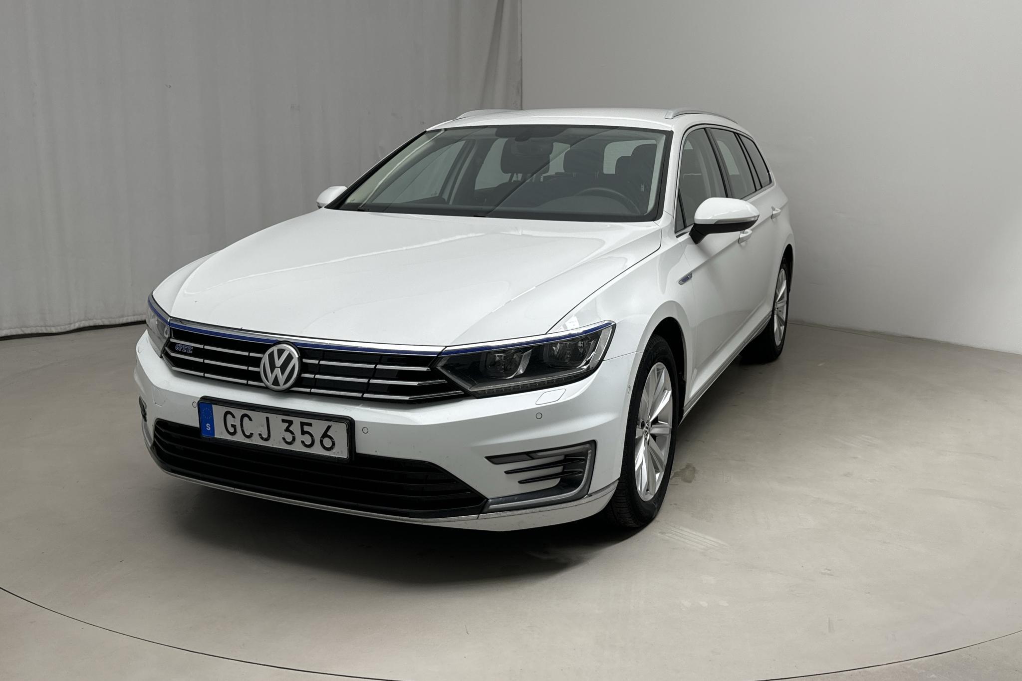 VW Passat 1.4 Plug-in-Hybrid Sportscombi (218hk) - 9 773 mil - Automat - vit - 2018