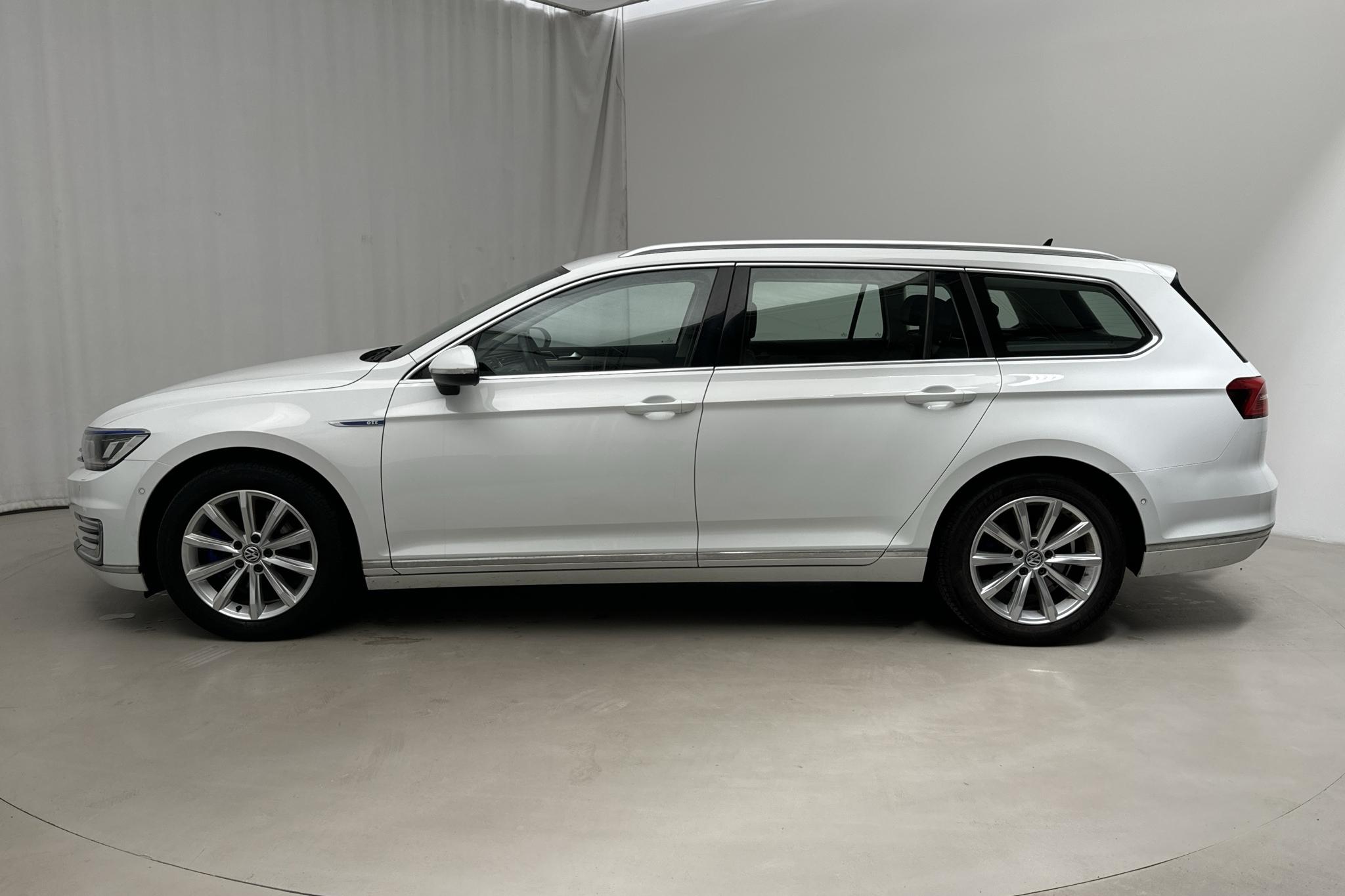 VW Passat 1.4 Plug-in-Hybrid Sportscombi (218hk) - 97 730 km - Automatyczna - biały - 2018