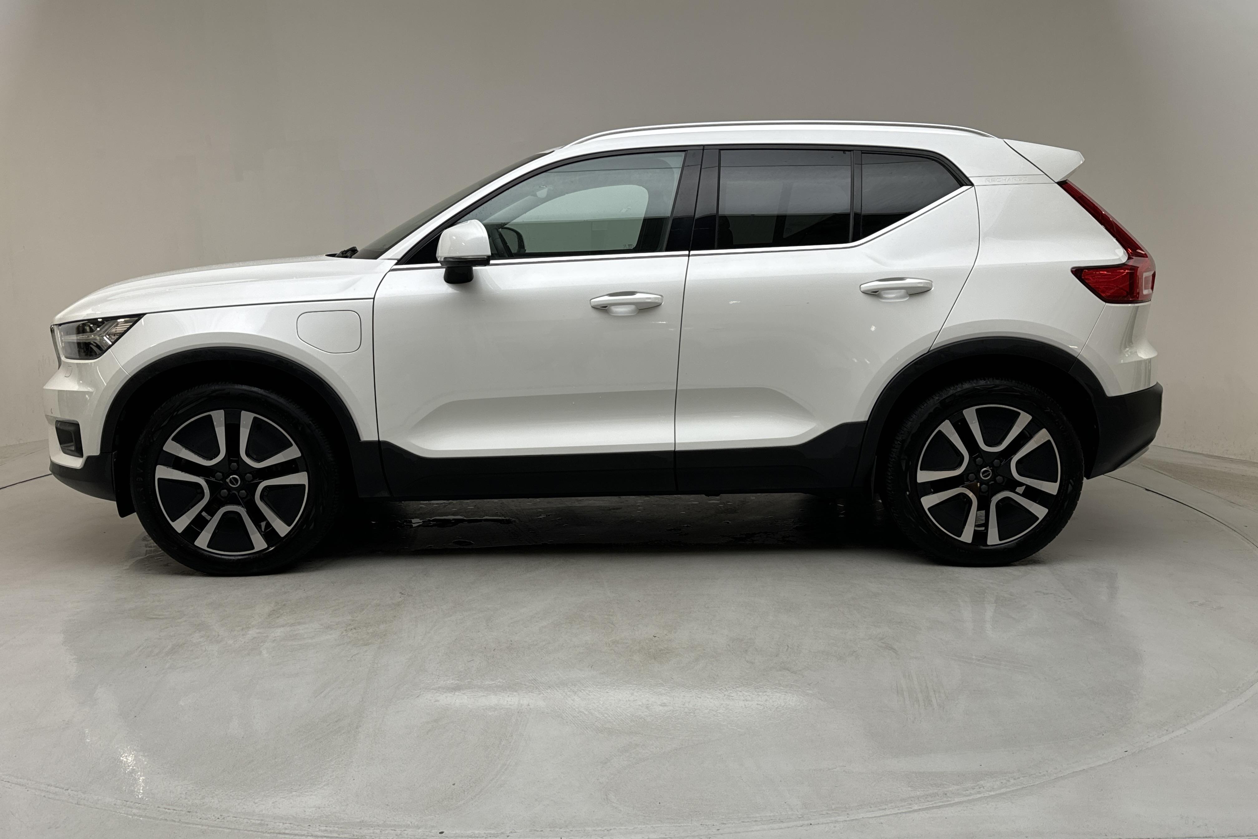 Volvo XC40 T4 2WD Recharge (211hk) - 83 590 km - Automatyczna - biały - 2021