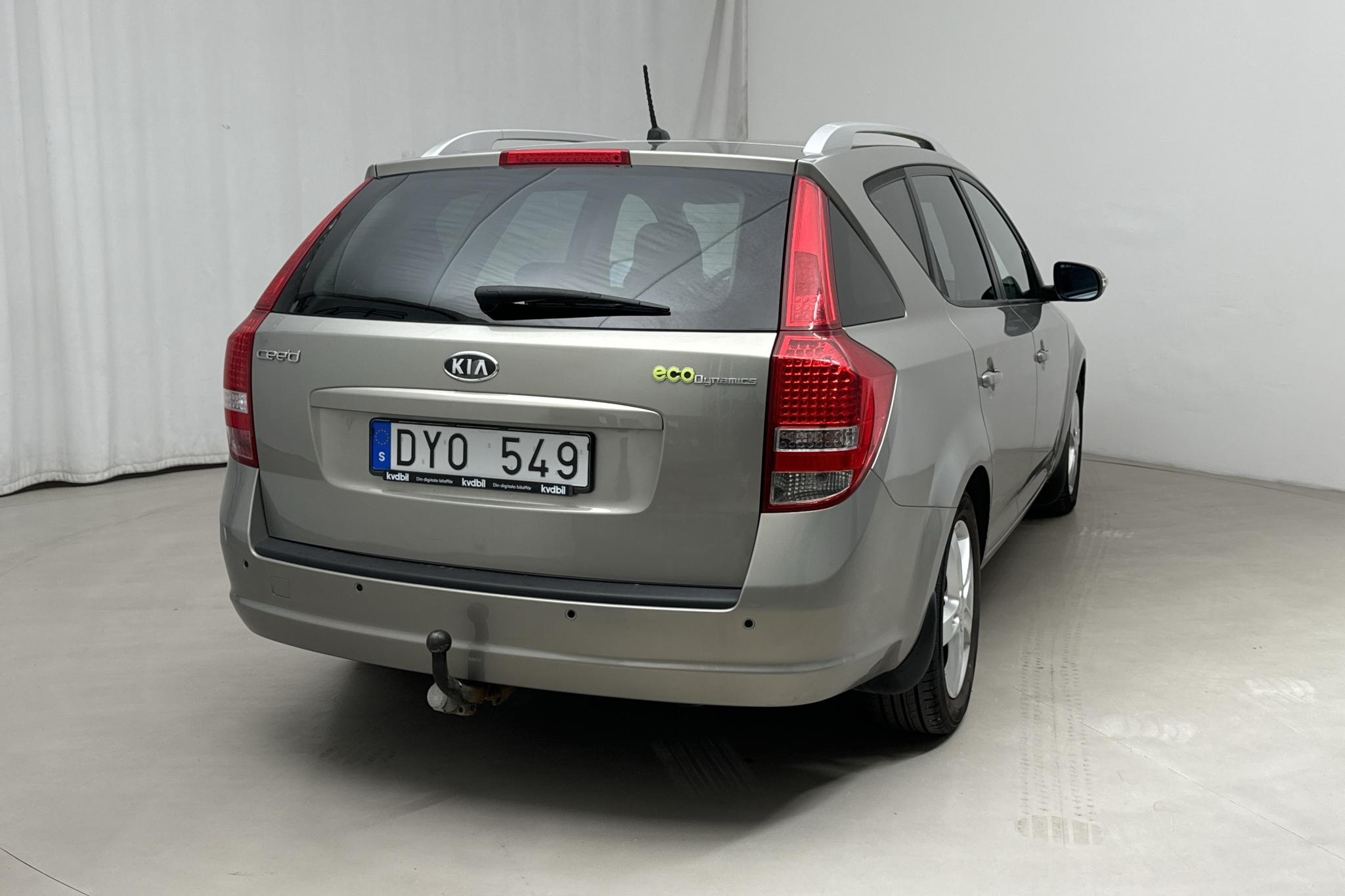 KIA Cee'd 1.6 CRDi SW (128hk) - 139 600 km - Manualna - srebro - 2011