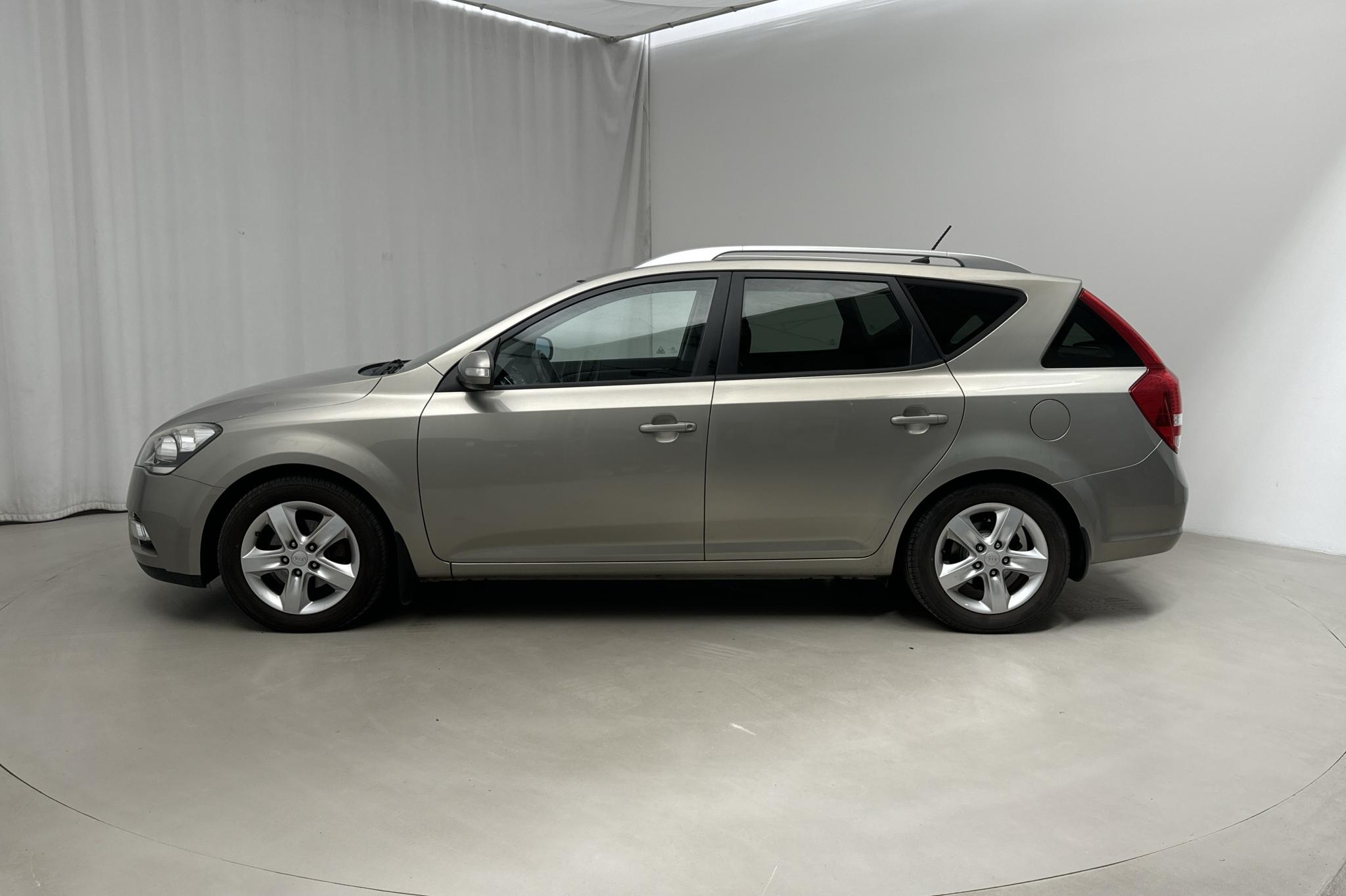 KIA Cee'd 1.6 CRDi SW (128hk) - 139 600 km - Manualna - srebro - 2011