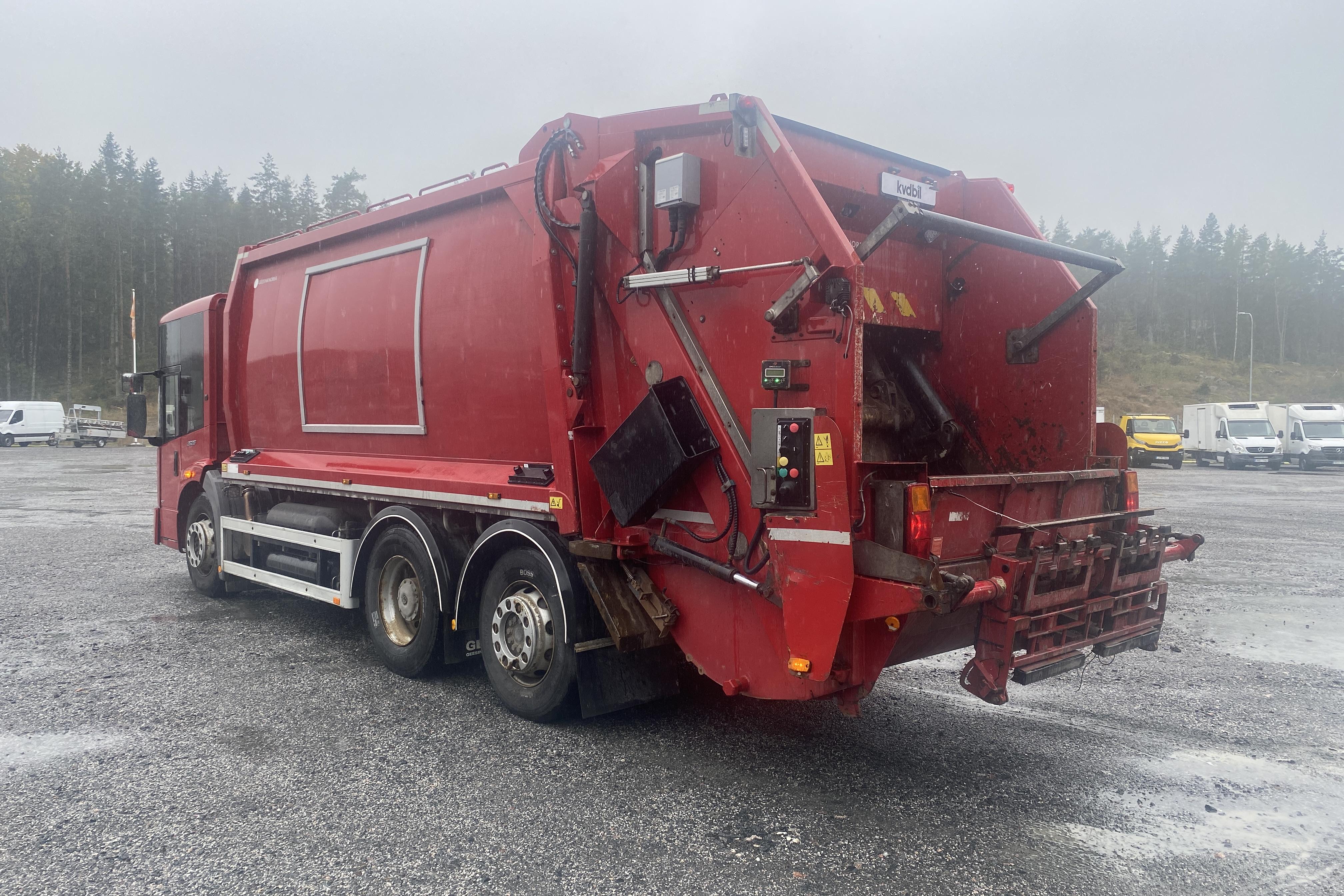 MERCEDES 2628G L/NLA - 112 090 km - Automatic - red - 2012