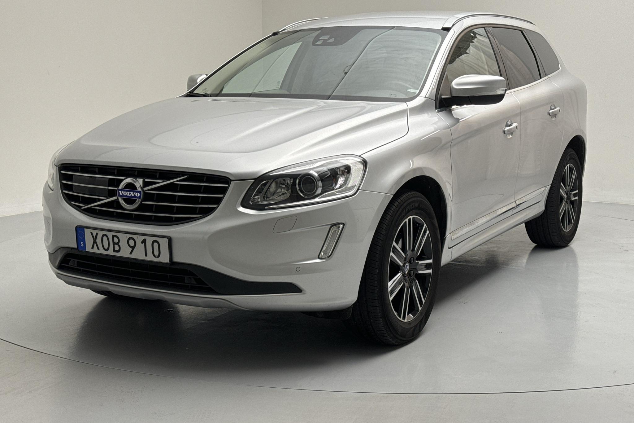 Volvo XC60 D4 AWD (220hk) - 6 941 mil - Automat - silver - 2017