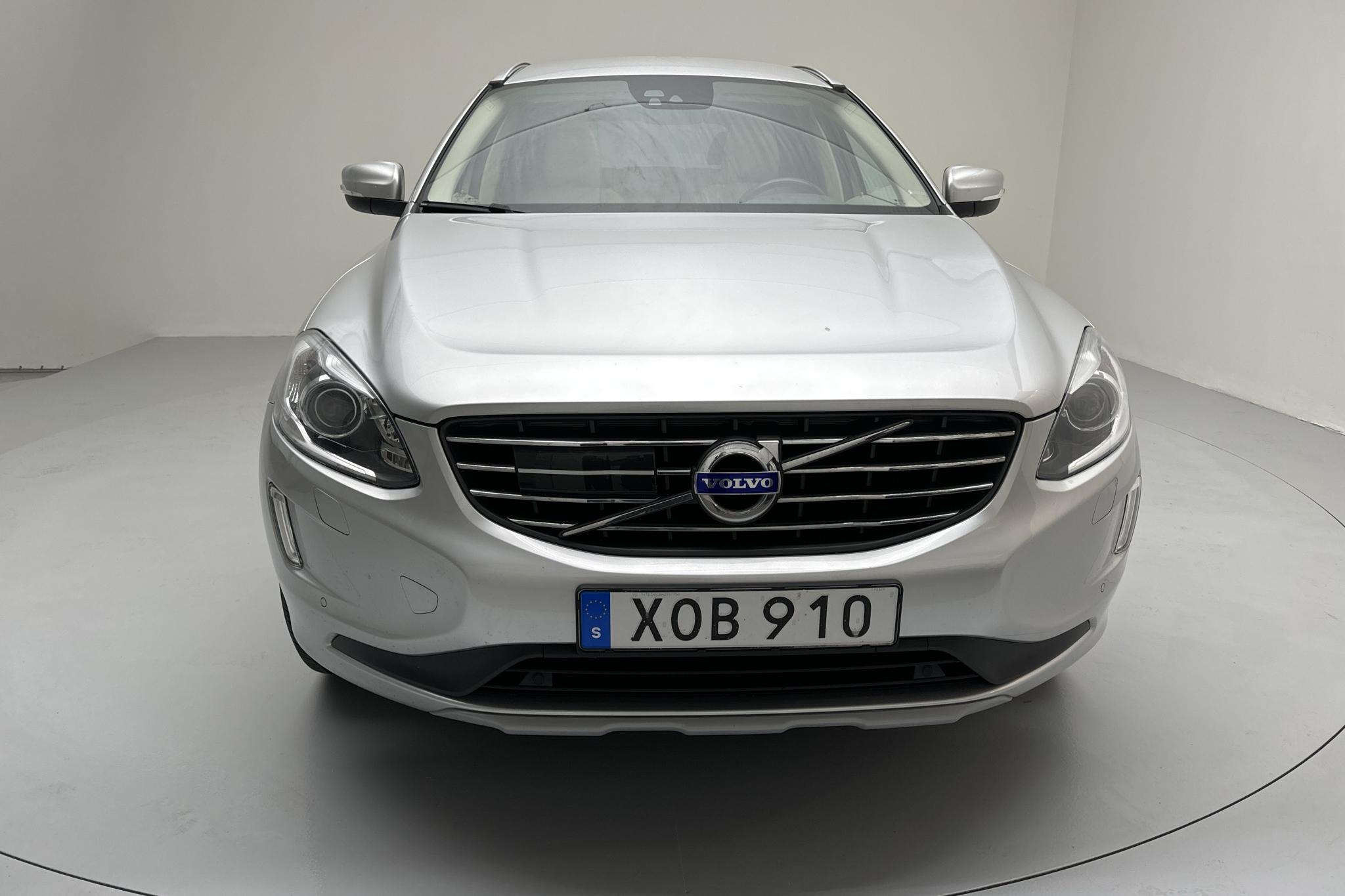 Volvo XC60 D4 AWD (220hk) - 6 941 mil - Automat - silver - 2017